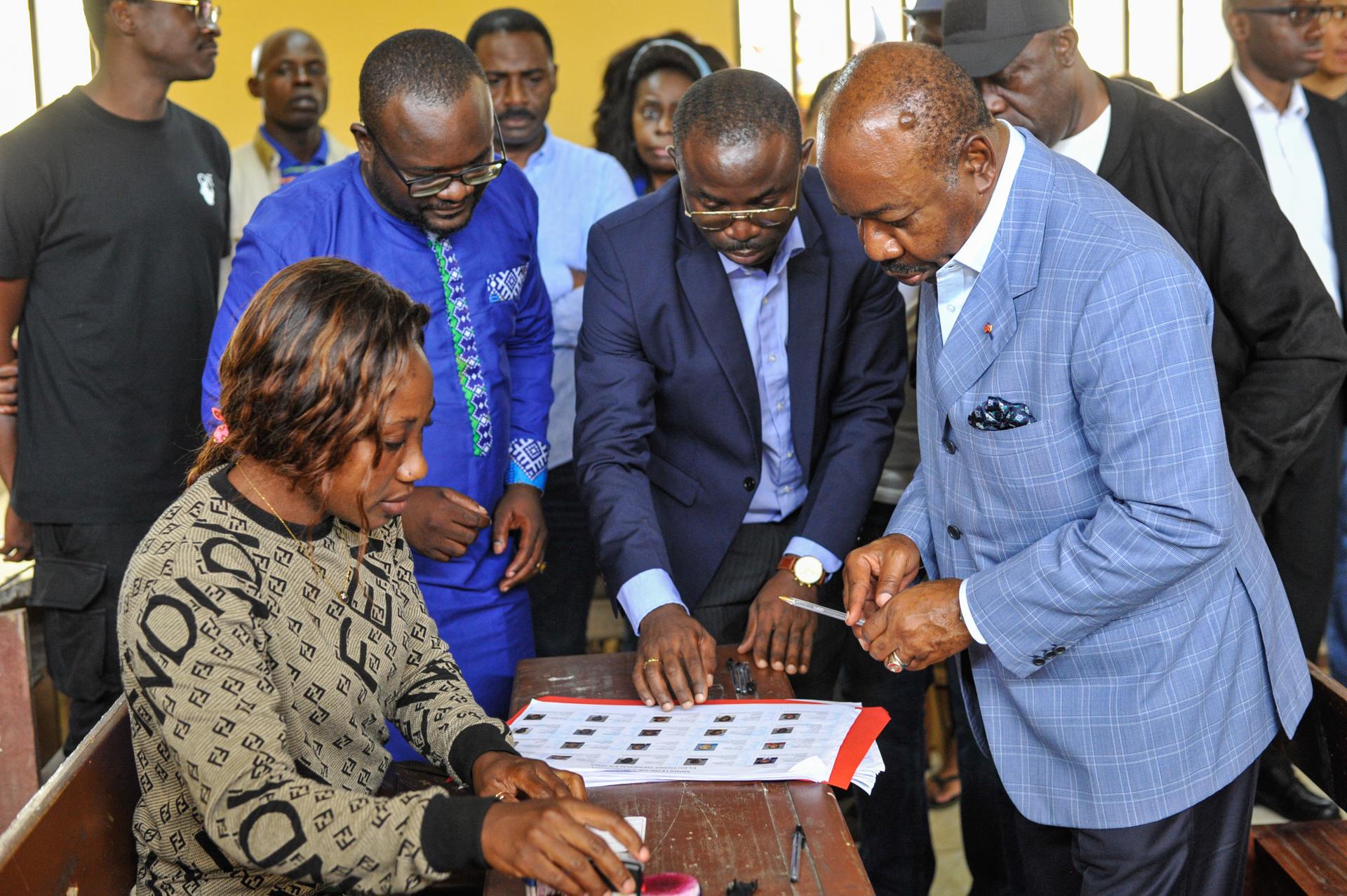 El presidente de Gabón, Ali Bongo Ondimba, vota en las elecciones de este sábado. EFE/EPA/STR