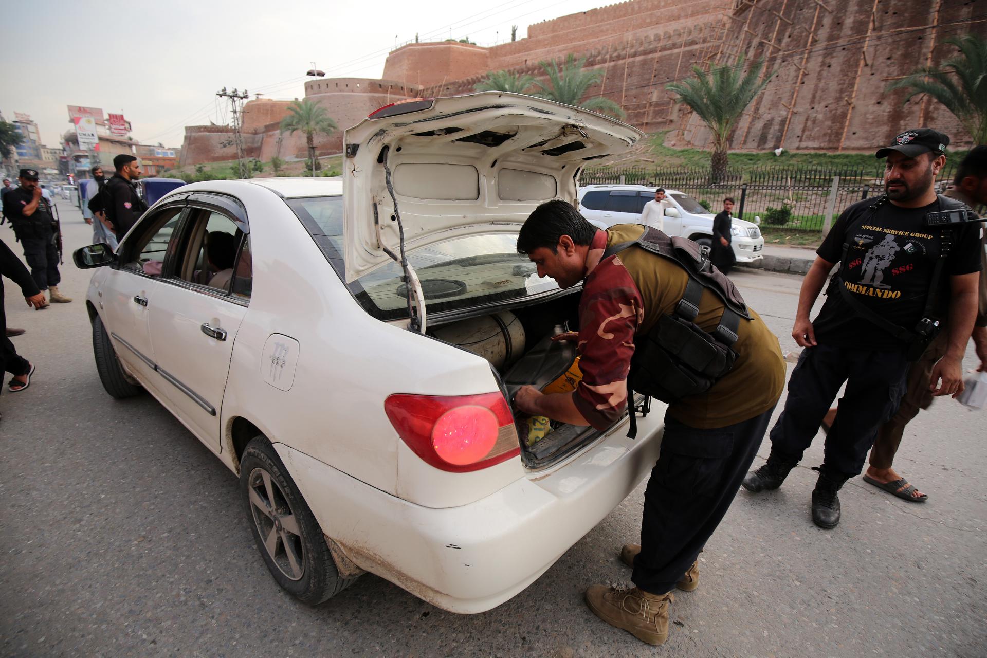 Pakistani security personnel checks people and vehicles at a checkpoint after security has been intensified in Peshawar, Pakistan, 01 August 2023, following a suicide bomb blast that targeted a gathering of Islamic political party Jamiat Ulma-e-Islam (JUI-F). EFE-EPA/BILAWAL ARBAB
