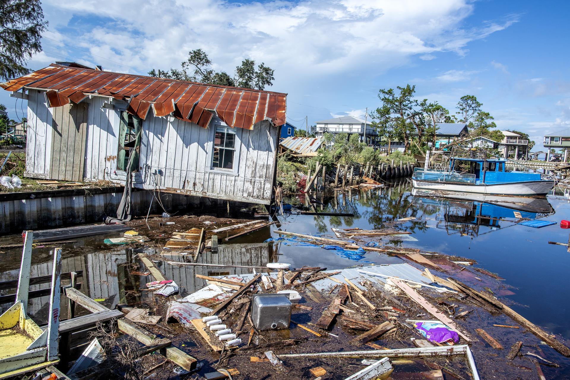 Vista, de este 31 de agosto de 2023, de los daños causados por el huracán Idalia en la ciudad de Horseshoe Beach, Florida (EE.UU.). EFE/Cristóbal Herrera