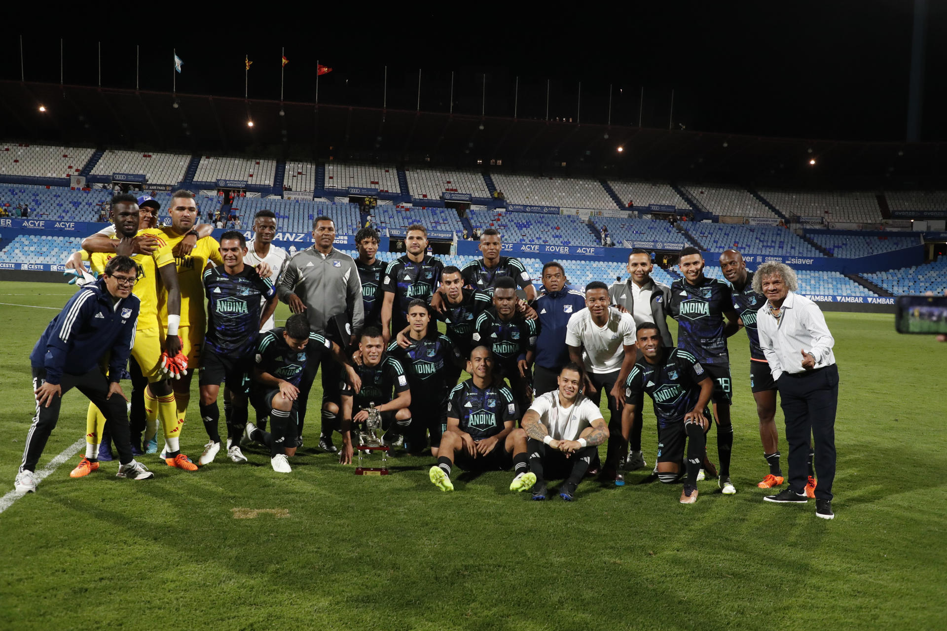 Jugadores y cuerpo técnico del club colombiano de fútbol Millonarios fueron registrados este jueves, 3 de agosto, al posar con el trofeo Carlos Lapetra, tras derrotar 1-2 en partido amistoso al Real Zaragoza, en el estadio de La Romareda, en Zaragoza (España). EFE/JAVIER BELVER