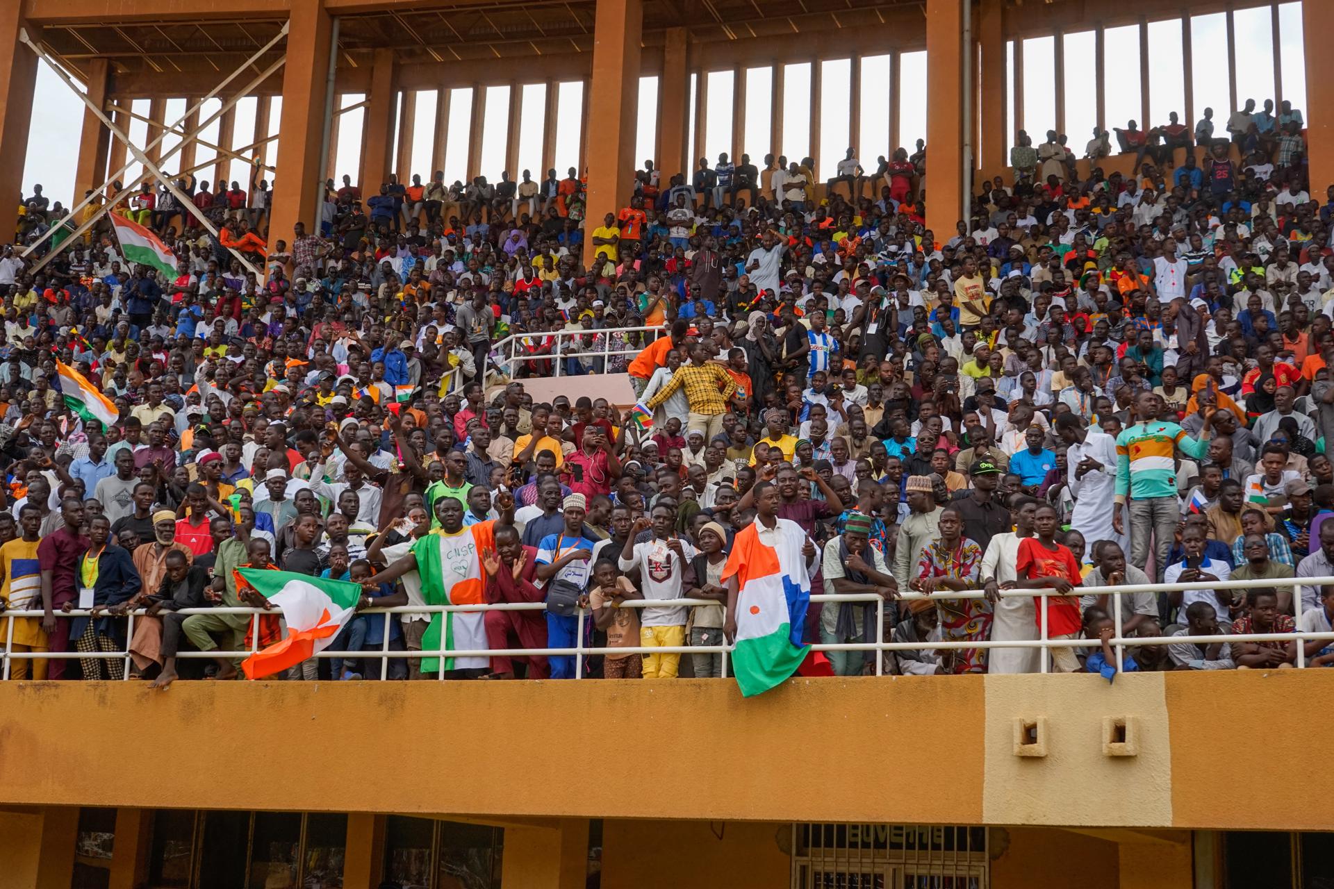 Partidarios del ejército en un mitin en un estadio de Niamey el pasado domingo, 6 de agosto 