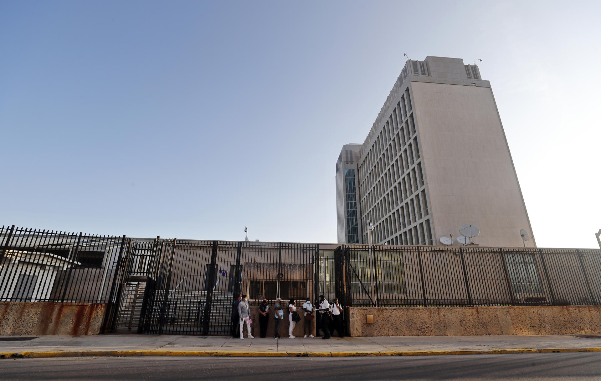 Varias personas llegan para ser atendidas en la embajada de EE.UU. en La Habana (Cuba), en una fotografía de archivo. EFE/Ernesto Mastrascusa