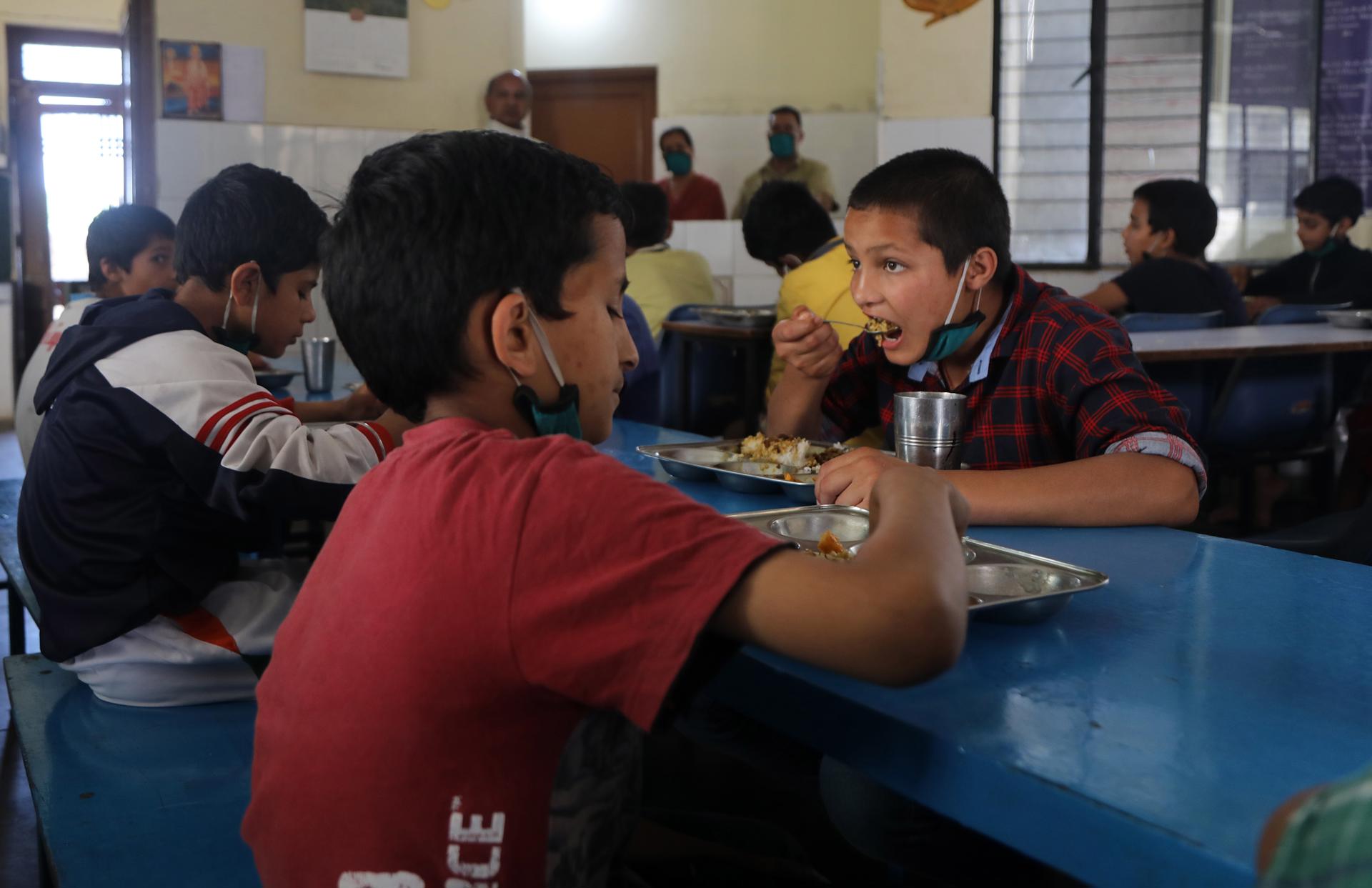 Fotografía de archivo de niños en un comedor escolar. EFE/Jaipal Singh