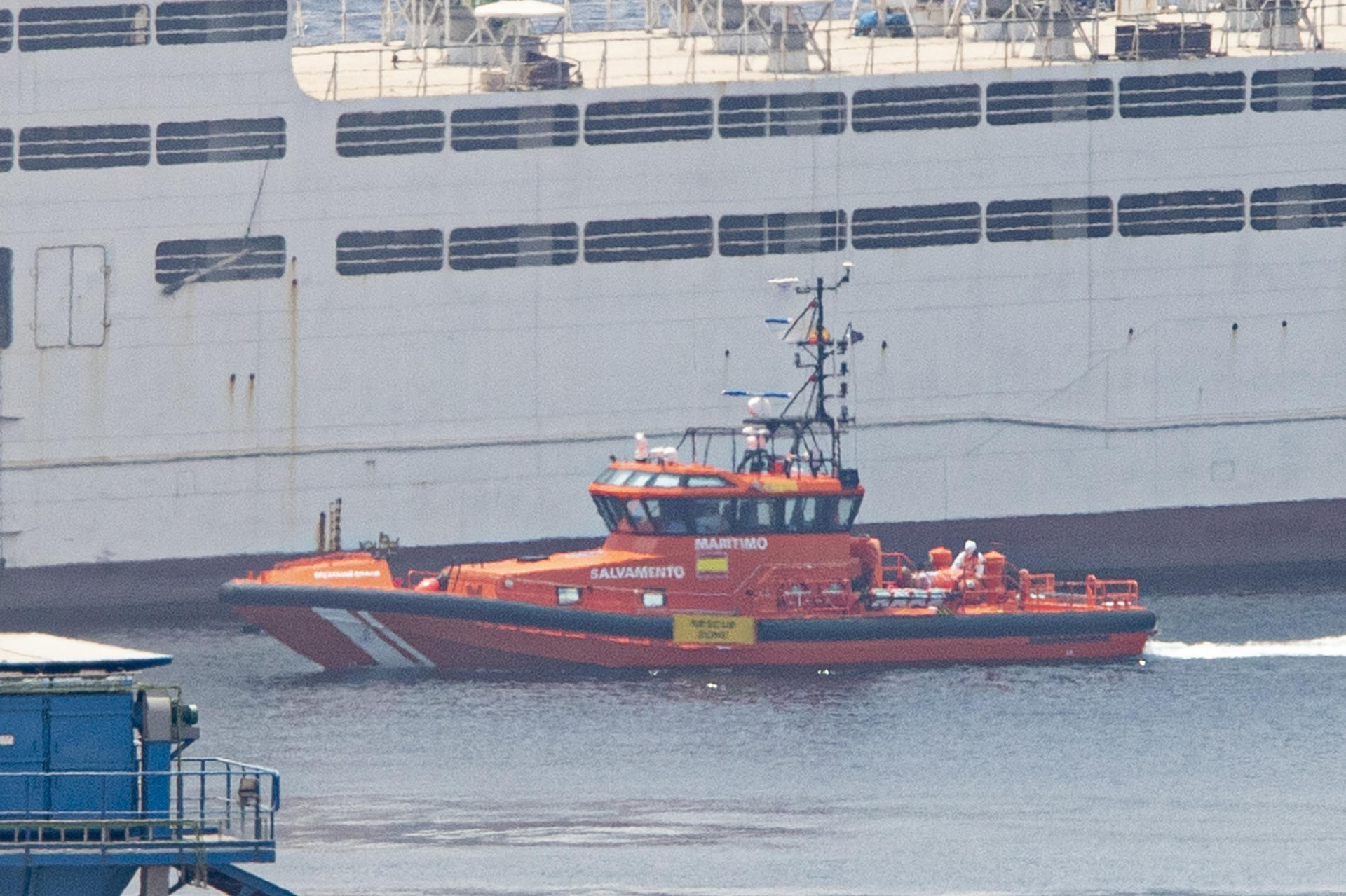 El barco de salvamento marítimo Salvamar Draco a su llegada al puerto de Escombreras de Cartagena. EFE/Marcial Guillén