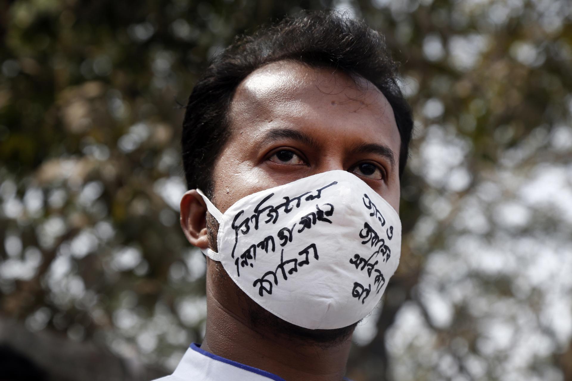 A man wearing a face mask with slogan reading 'Do not obey the digital Security Act' during a march towards the Prime Minister's office in Dhaka, Bangladesh, 03 March 2021. EFE-EPA FILE/MONIRUL ALAM