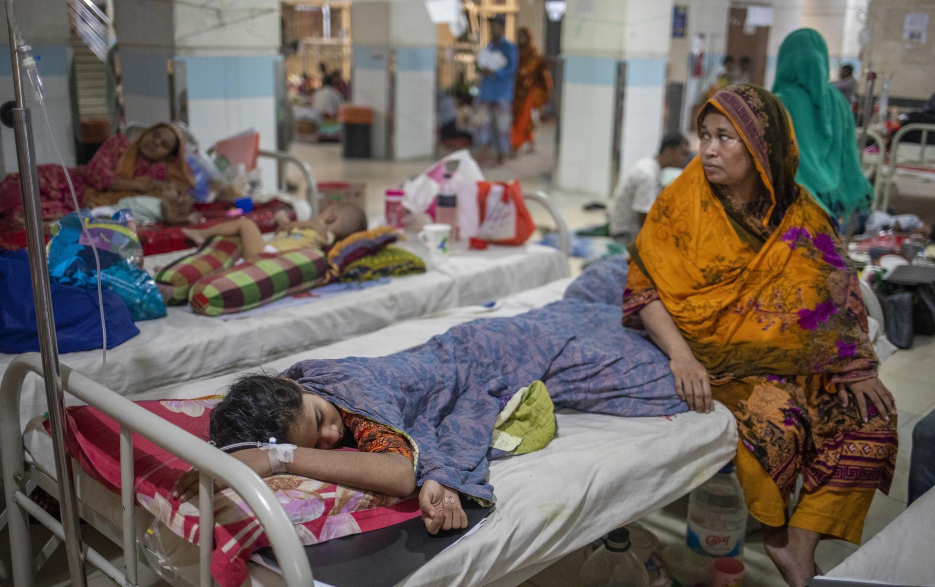 Twelve-years old Shahana (L) receives treatment for dengue fever at Mugda Medical College and Hospital in Dhaka, Bangladesh, 15 August 2023 EFE-EPA FILE/MONIRUL ALAM