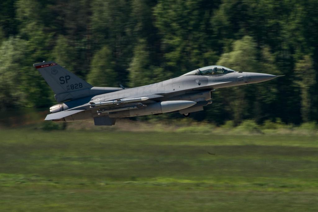 EE.UU. empezará a entrenar a pilotos ucranianos en el manejo de F-16 en octubre