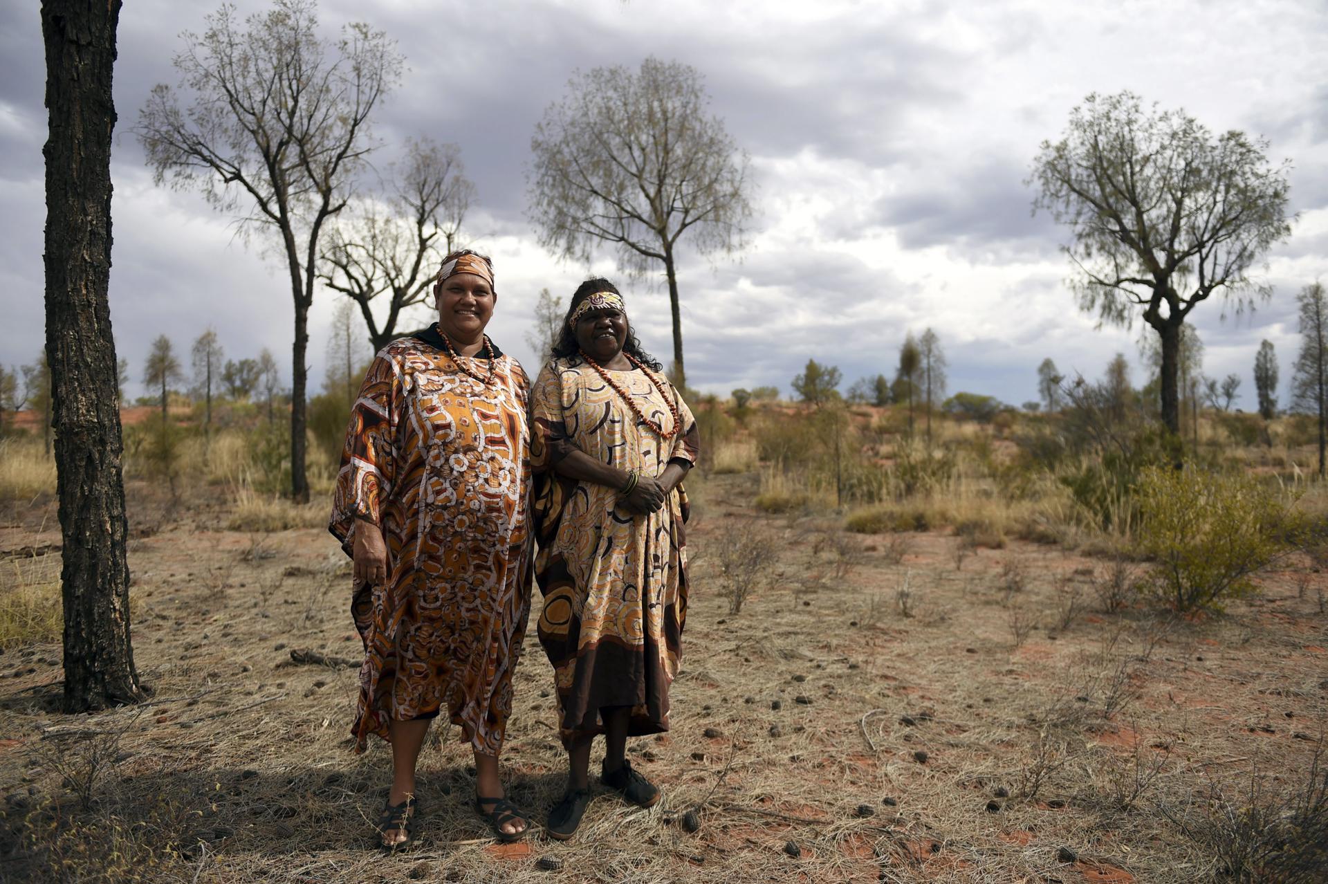 A picture made available on 26 October 2015 shows Aboriginal women Marion Swift from the community of Hermannsburg (L) and Carolyn Windy of the Areyonga community, posing for photos as they wait to perform at a cultural event near Uluru, also known as Ayres Rock, in the Northern Territory, Australia, 25 October 2015. EFE-EPA/DAN PELED AUSTRALIA AND NEW ZEALAND OUT[AUSTRALIA AND NEW ZEALAND OUT]/FILE