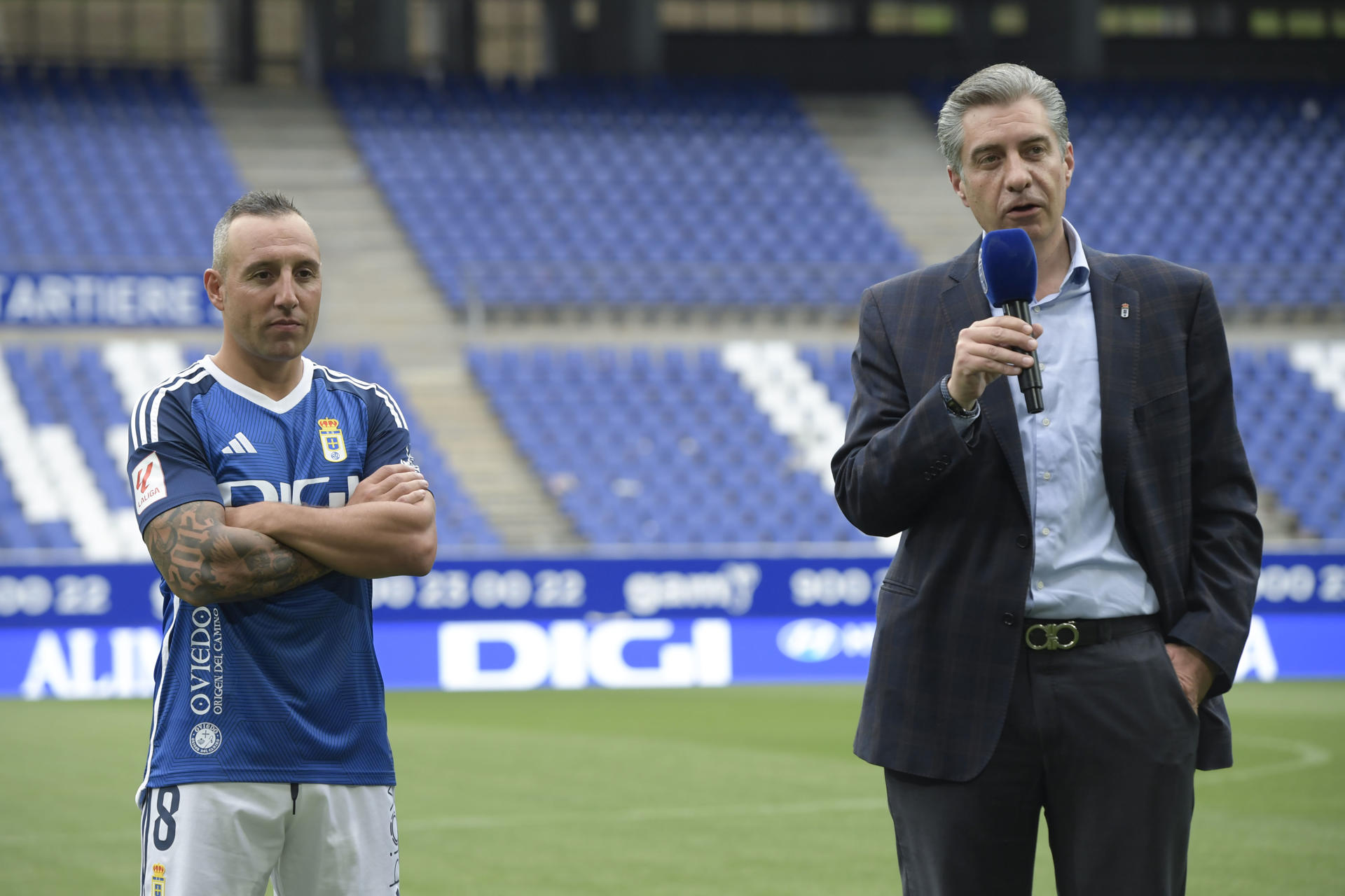 El presidente del Real Oviedo, Martín Peláez (d), durante la presentación del centrocampista Santi Cazorla (i) como nuevo jugador del conjunto azul este jueves en la capital asturiana. EFE/Eloy Alonso