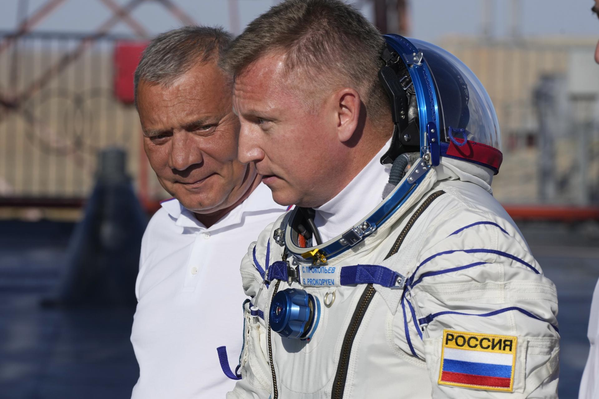 Roscosmos cosmonaut Sergey Prokopyev (R), crew member of the mission to the International Space Station (ISS) walks to the rocket accompanied by head of Roscosmos space agency Yuri Borisov prior the launch of Soyuz-2.1 rocket at the Russian leased Baikonur cosmodrome, Kazakhstan, 21 September 2022. EFE-EPA/DMITRI LOVETSKY/POOL/FILE