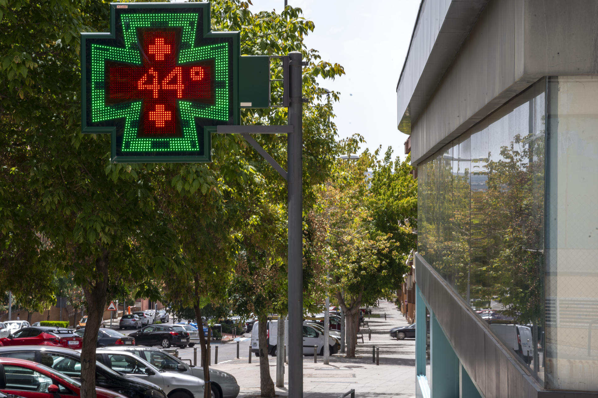 A thermometer at a Pharmacy marks 44 degrees Celsius in Toledo, Spain, 08 August 2023. EFE/ Ismael Herrero
