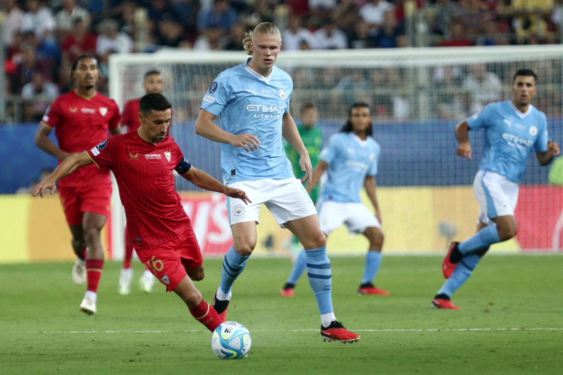 Jesus Navas (L) of Sevilla FC and Manchester City's Erling Haaland in action during the UEFA Super Cup at Karaiskakis Stadium in Piraeus, Greece, on 16 August 2023. EFE/EPA/GEORGIA PANAGOPOULOU
