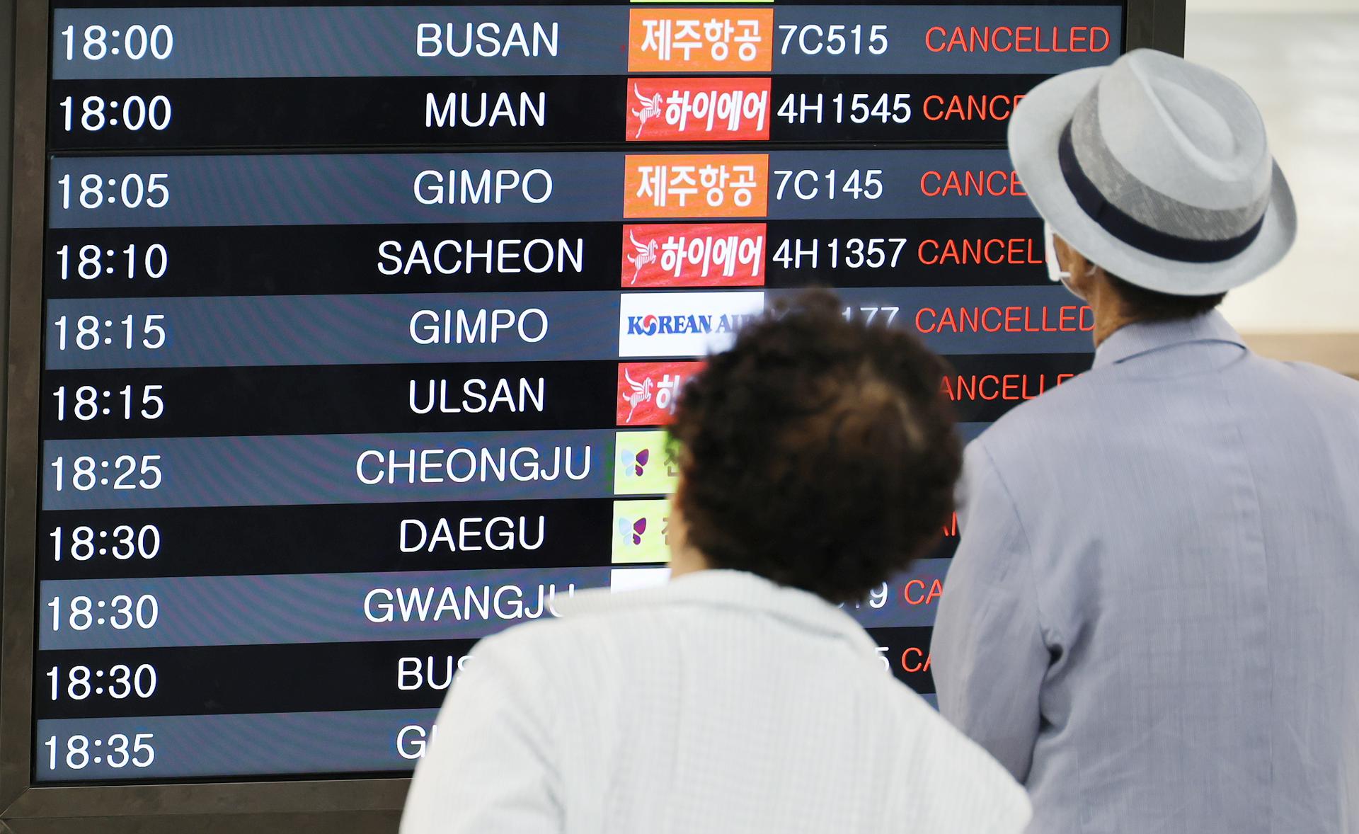 Passengers look at a departures board displaying several flights canceled at Jeju International Airport in Jeju Island, South Korea, 09 August 2023. EFE-EPA/YONHAP SOUTH KOREA OUT
