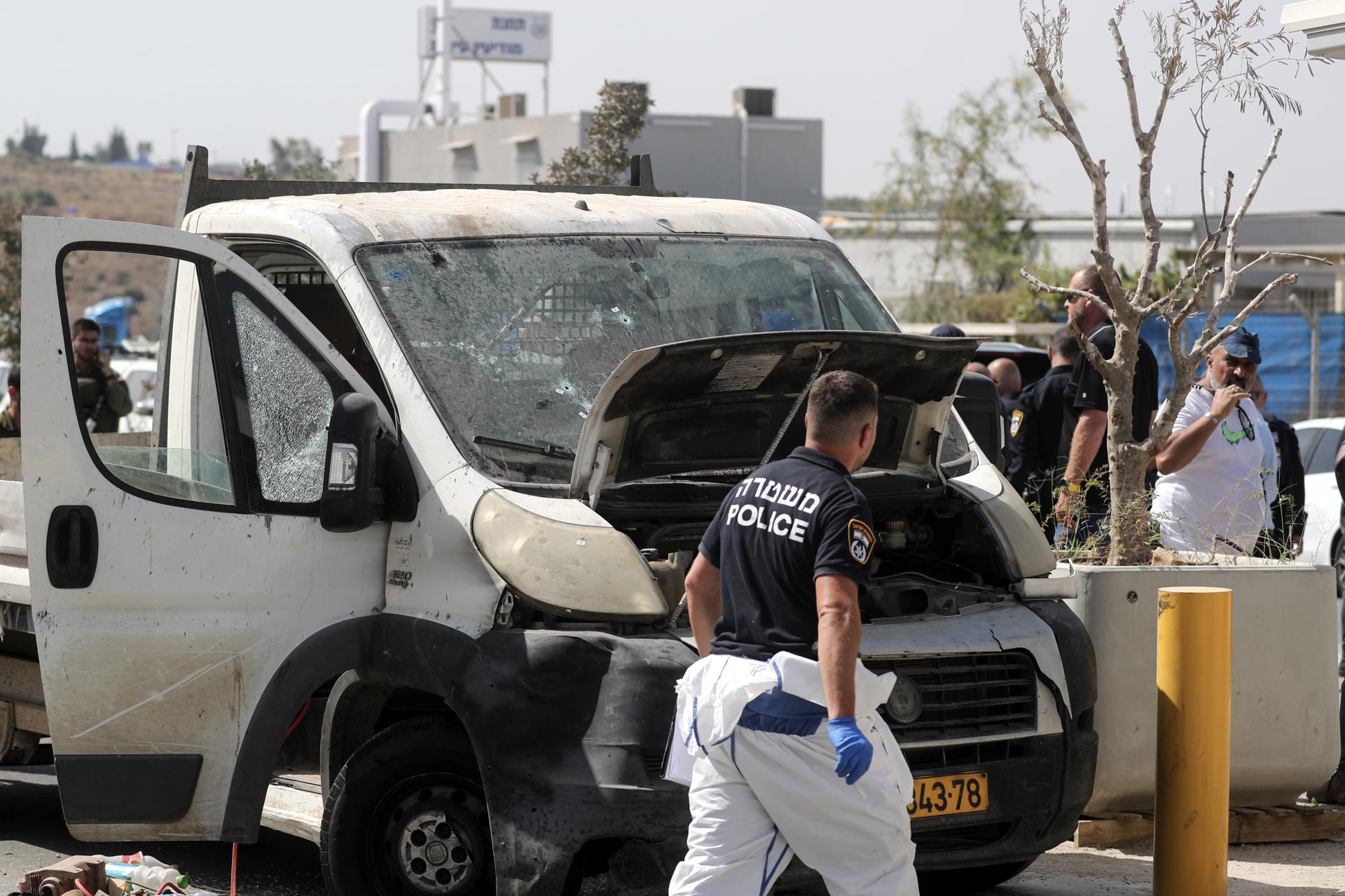 Israeli police inspect the scene of a ramming attack on the Maccabim checkpoint, in the West Bank, near the Israeli city of Modiin, 31 August 2023. EFE-EPA/JAMAL AWAD