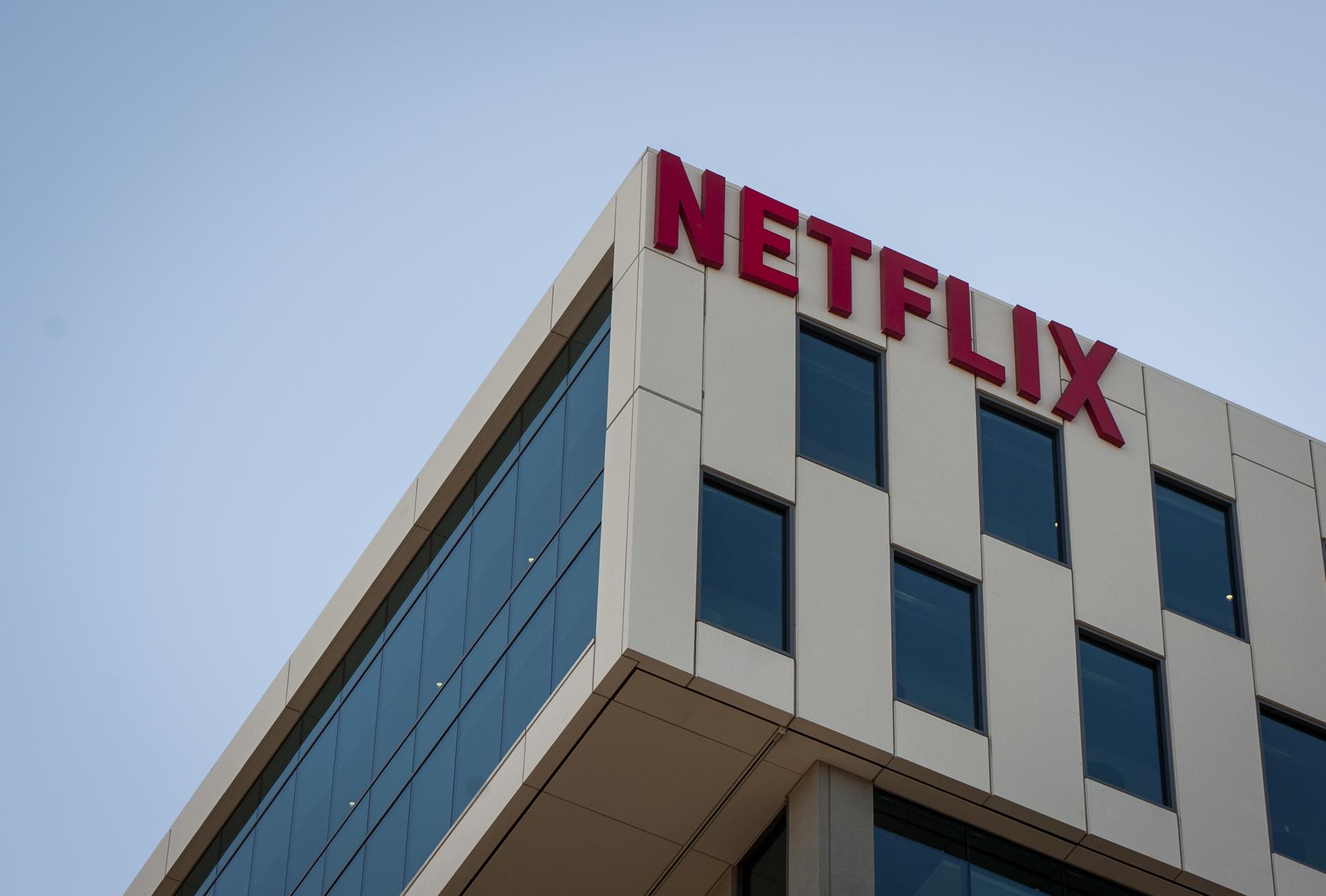 El logotipo de Netflix cuelga del edificio de la sede de la compañía en Los Ángeles, California, Estados Unidos, en una imagen de archivo. EFE/EPA/CHRISTIAN MONTERROSA