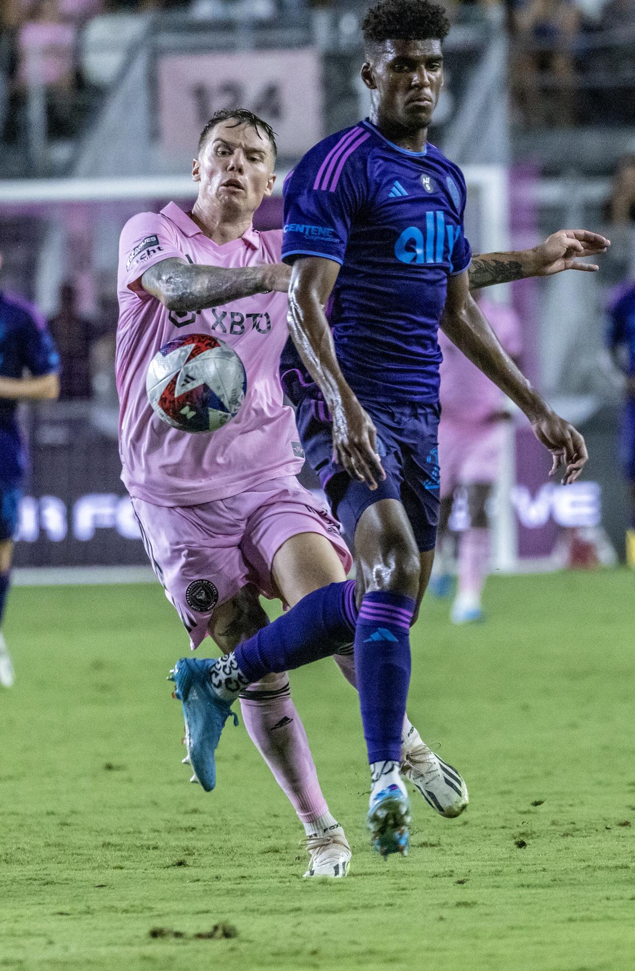 Inter Miami midfielder Robert Taylor (L) in action against Charlotte Defender Adilson Malanda (R) during the Leagues Cup quarter final soccer match between Inter Miami CF and Charlotte FC in Fort Lauderdale, Florida, US, 11 August 2023. EFE-EPA/CRISTOBAL HERRERA-ULASHKEVICH
