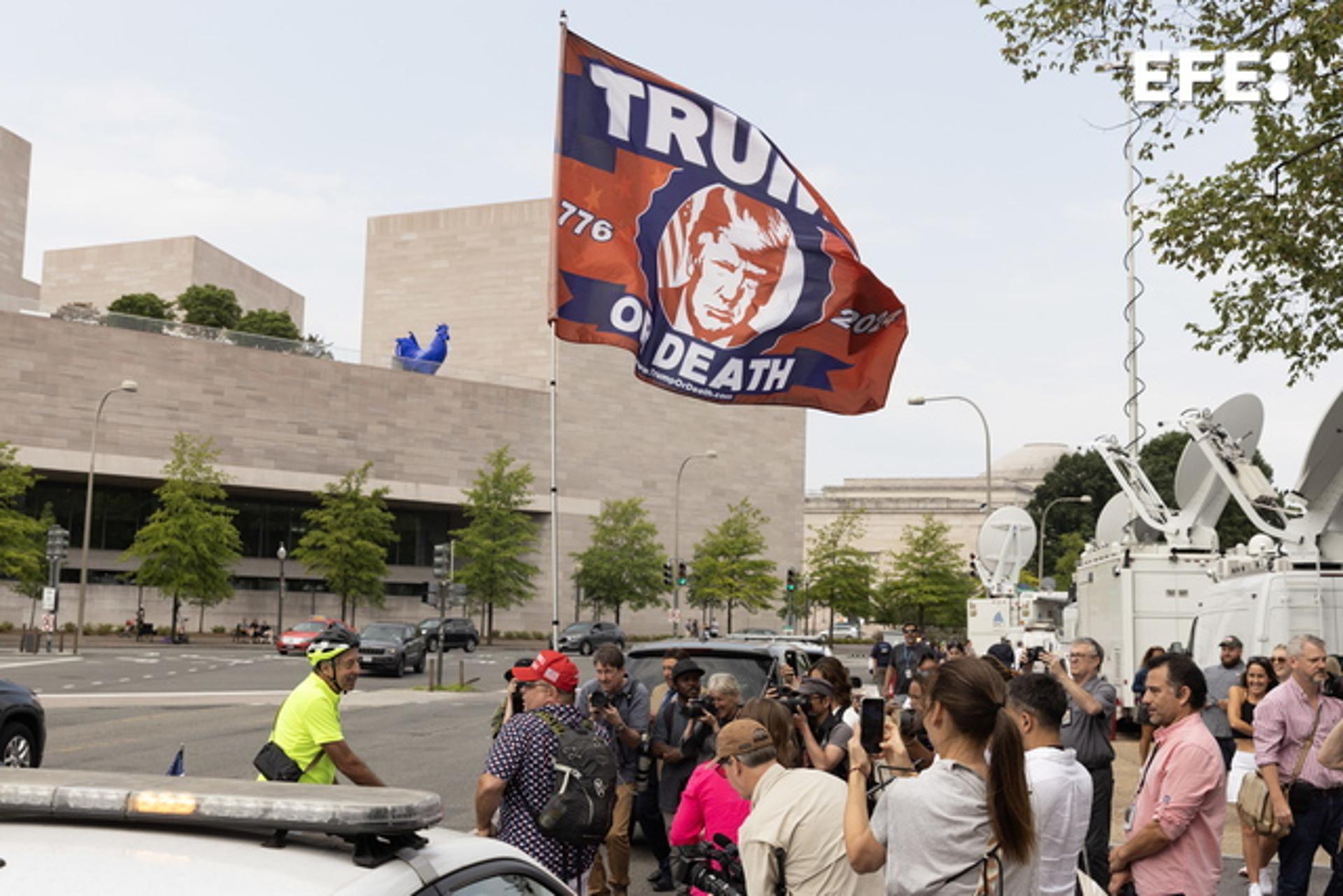 An opponent (L) and a supporter of former US President Donald Trump engage in a shouting match outside the US federal courthouse in Washington on 3 August 2023 ahead of Trump's arraignment. EFE/EPA/MICHAEL REYNOLDS
yell at one another as members of the media look on outside of the E. Barrett Prettyman United States Courthouse, where Judge Tanya Sue Chutkan will arraign former US President Donald J. Trump, in Washington, DC, USA, 03 August 2023. A federal grand jury has indicted Trump over his efforts to overturn the 2020 presidential election. (Estados Unidos) EFE/EPA/MICHAEL REYNOLDS
