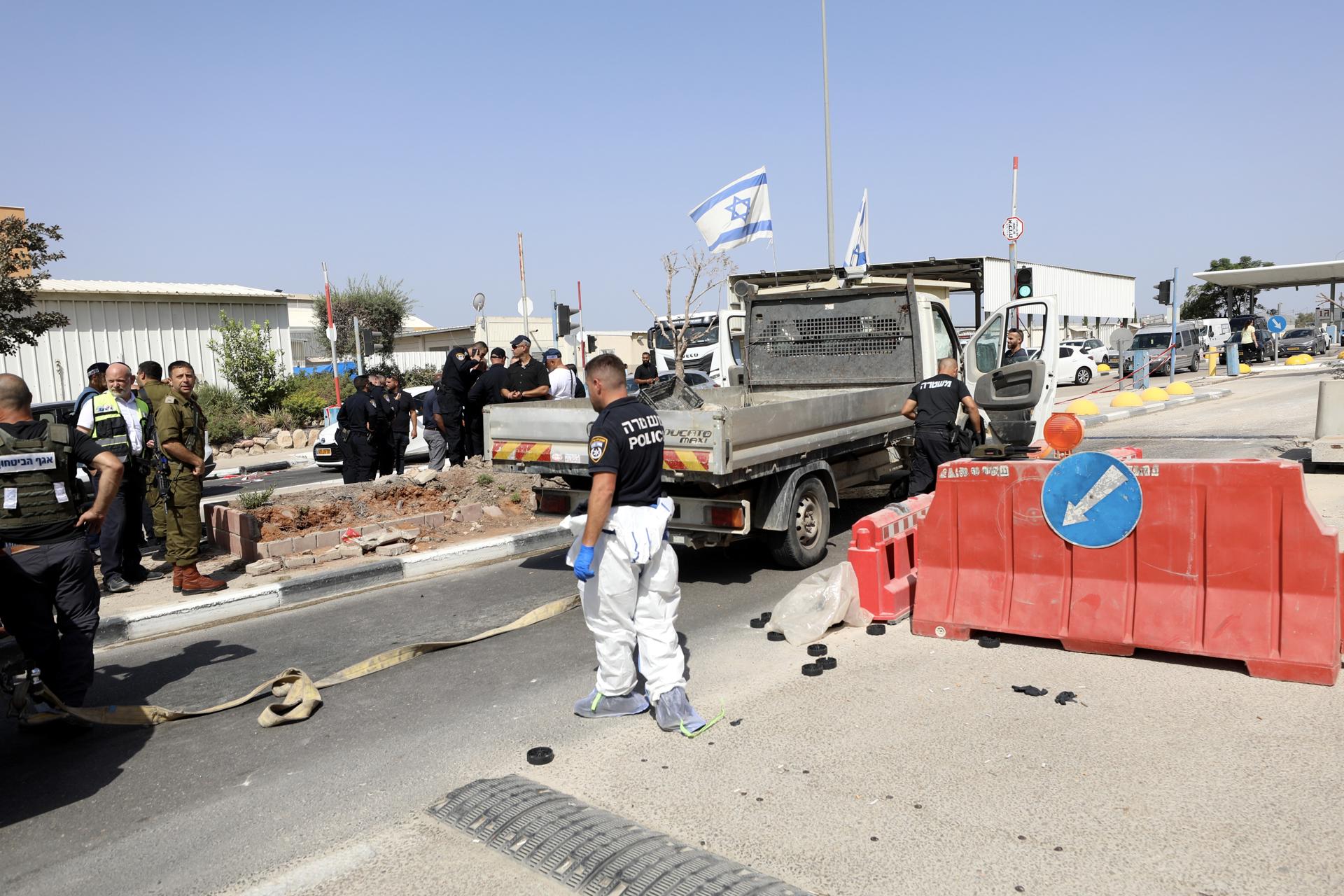 Israeli police inspect the scene of a ramming attack on the Maccabim checkpoint, in the West Bank, near the Israeli city of Modiin, 31 August 2023. EFE-EPA/JAMAL AWAD STR / Jamal Awad
