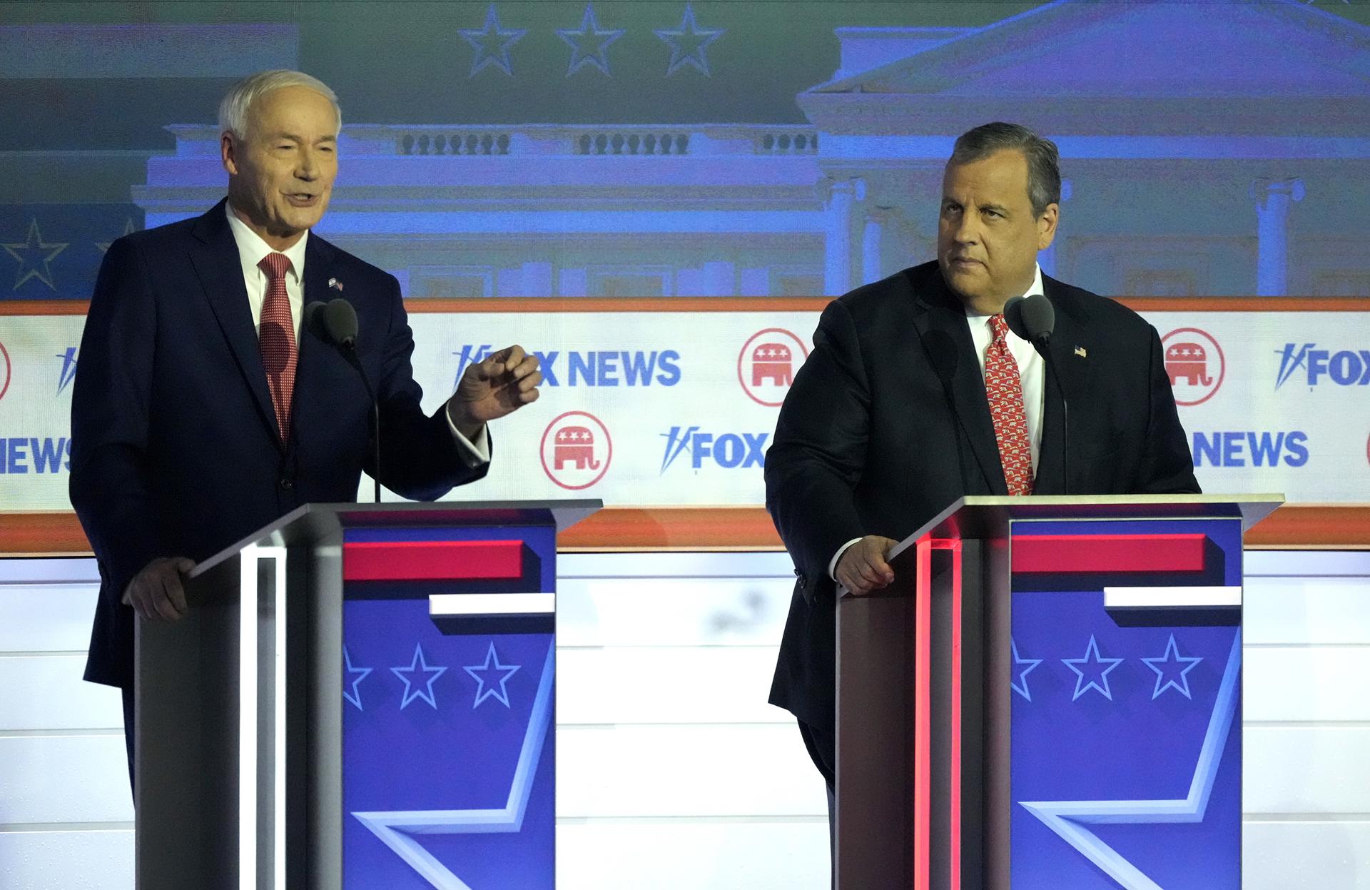 Republican candidate for President Arkansas Governor Asa Hutchinson (L) answers a question as Former New Jersey Governor Chris Christie (R) listens in during the Republican presidential debate, hosted by Fox News and moderated by Bret Baier and Martha MacCallum, at the Fiserv Forum in Milwaukee, Wisconsin, USA, 23 August 2023. EFE-EPA/MIKE DESISTI / POOL SHUTTERSTOCK OUT EDITORIAL USE ONLY/NO SALES

