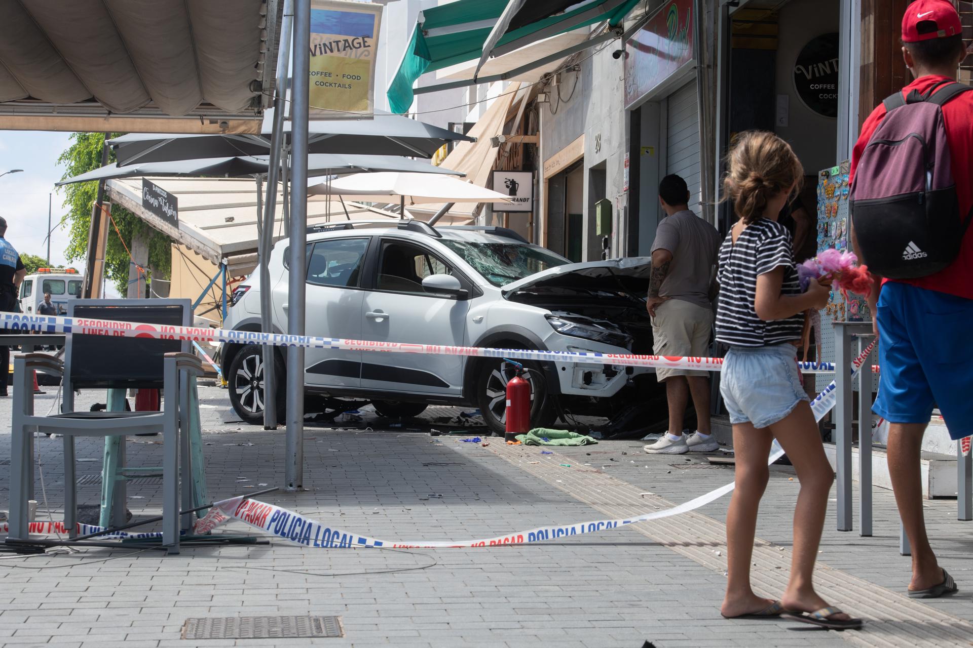Ocho personas, entre ellas dos menores, han resultado heridas en un accidente ocurrido este jueves cuando un vehículo se empotró contra una  terraza de un bar en la Avenida Nuestra Señora del Carmen, en la localidad de Corralejo, en Fuerteventura. EFE/ Carlos De Saá