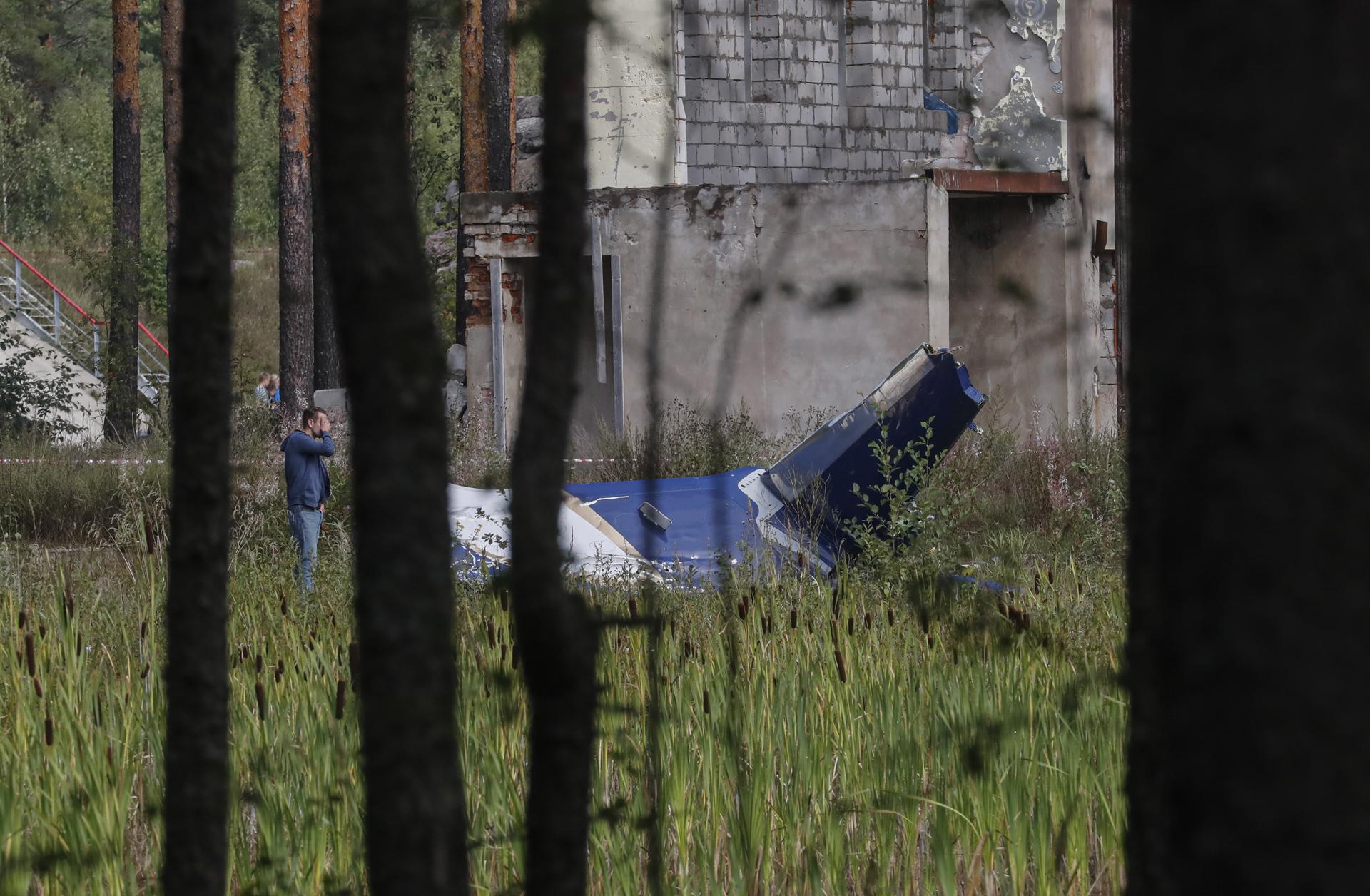 Un hombre inspecciona los restos del avión siniestrado. EFE/ANATOLY MALTSEV