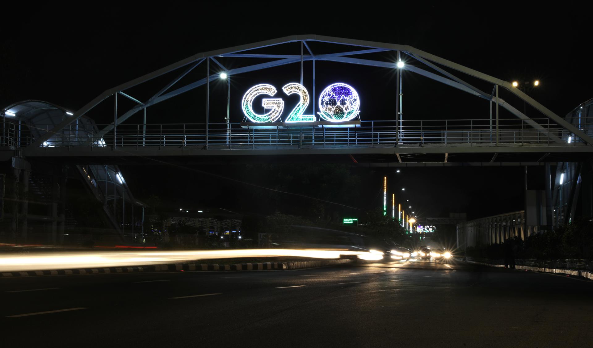 Vehicles drive past an illuminated G20 logo in New Delhi, India, 17 August 2023. EFE-EPA/FILE/RAJAT GUPTA TAKEN WITH SLOW SHUTTER SPEED