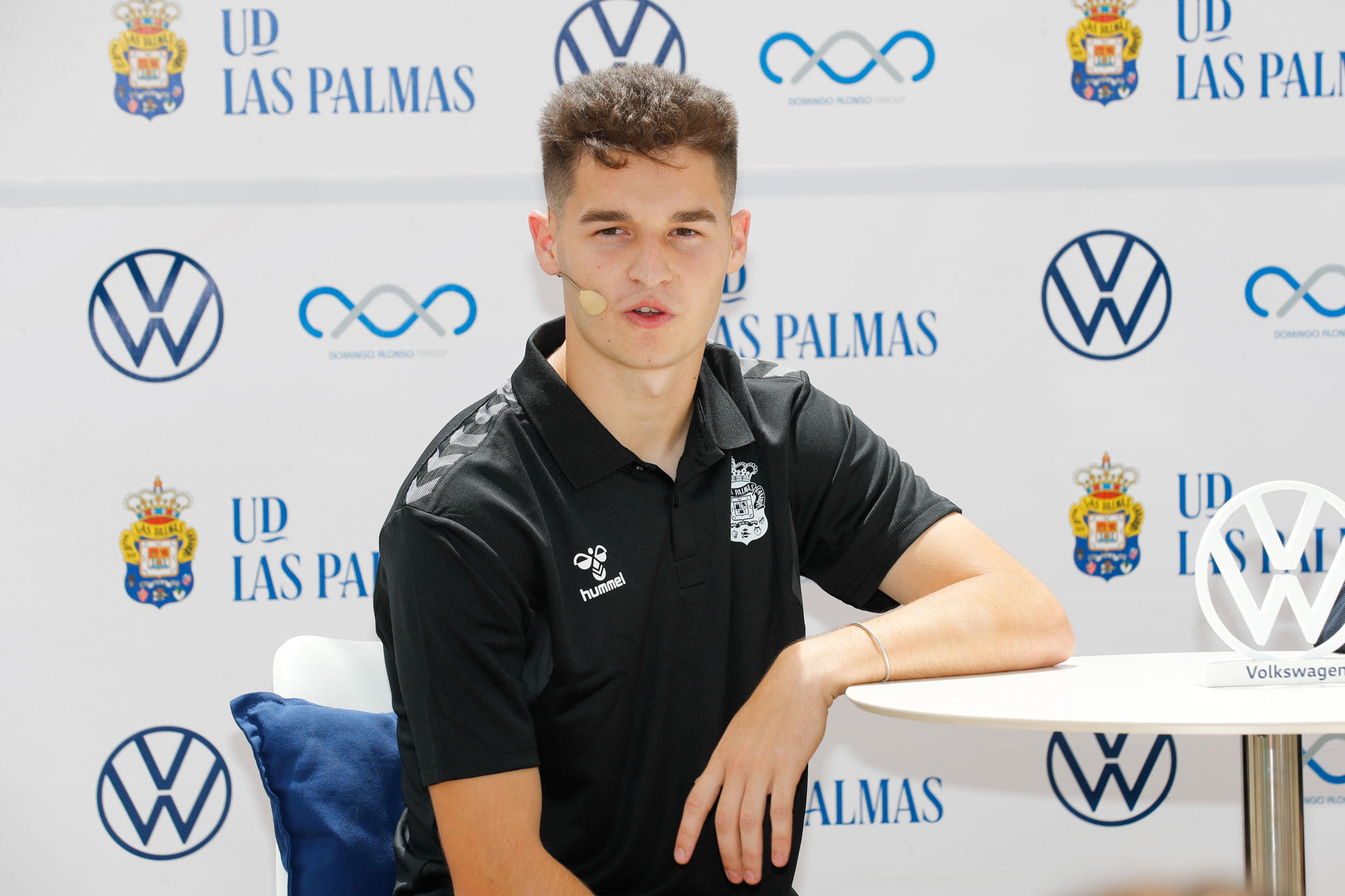 La UD Las Palmas presenta este viernes a su nuevo jugador Mika Mármol. EFE/ Elvira Urquijo A.