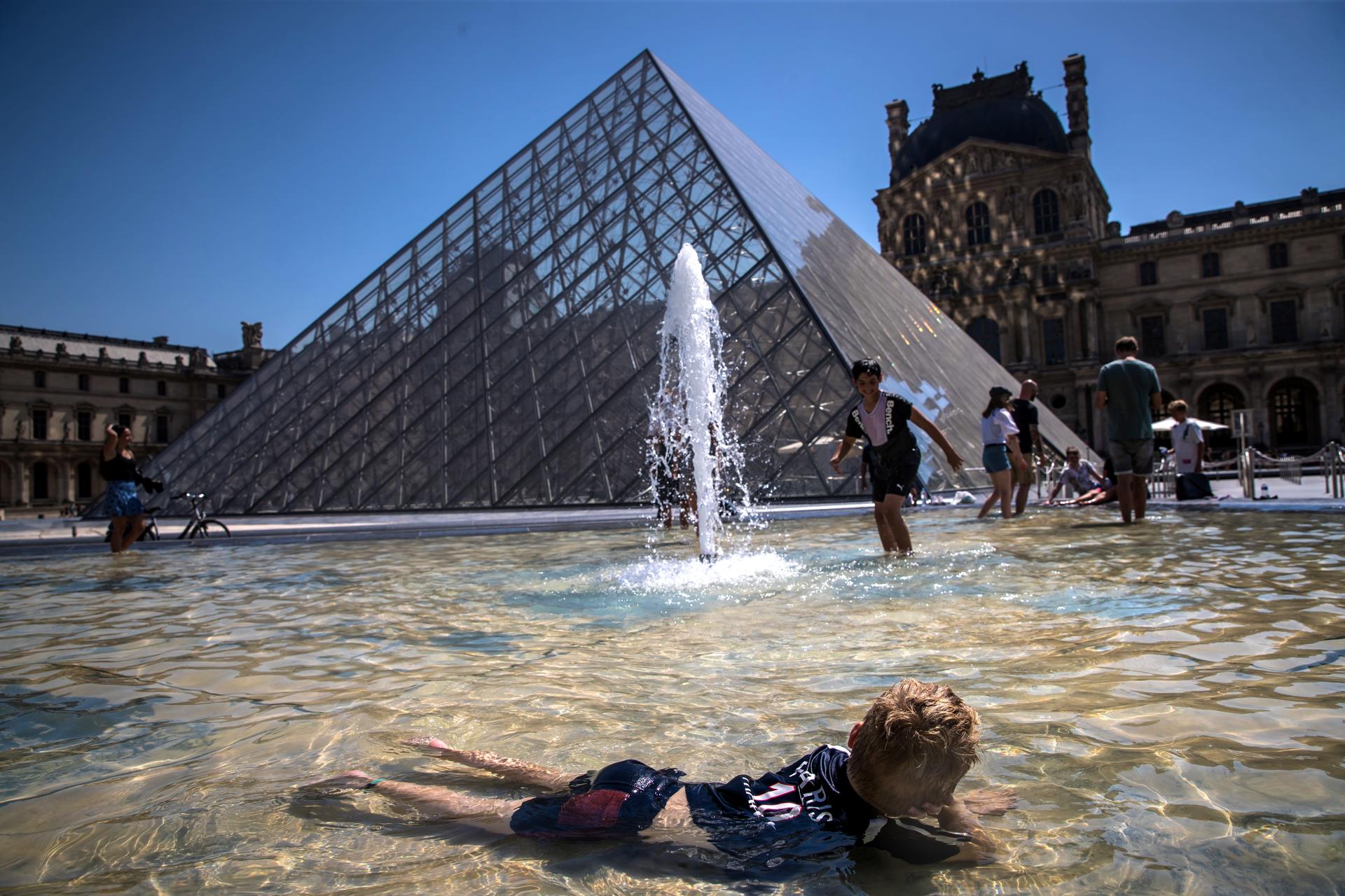 Parisians and tourists cool down in the fountains of the Louvre Museum's Pyramide in Paris, France, 19 July 2022. EFE/EPA/FILE/CHRISTOPHE PETIT TESSON
RESUMEN FOTOS DEL AÑO DE EPA 2022 JULIO
