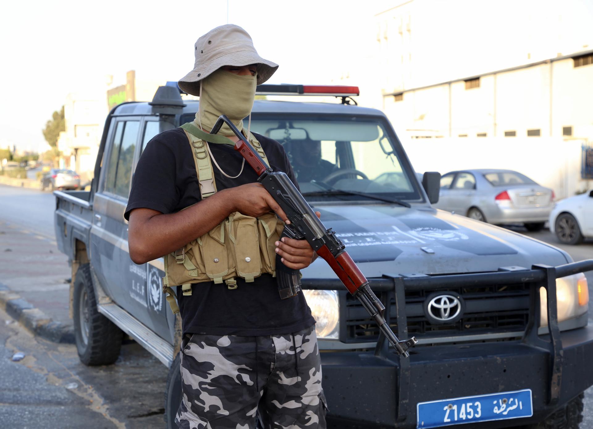 A member of forces affiliated with the Tripoli-based Government of National Unity (GNU) secures a street in Tripoli, Libya, 16 August 2023.  EFE/EPA/STR