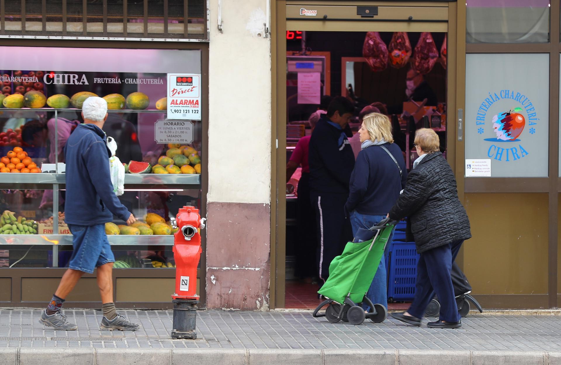 Varias personas guardan cola para entrar en una frutería de Las Palmas de Gran Canaria en una imagen de archivo. EFE/ Elvira Urquijo A.