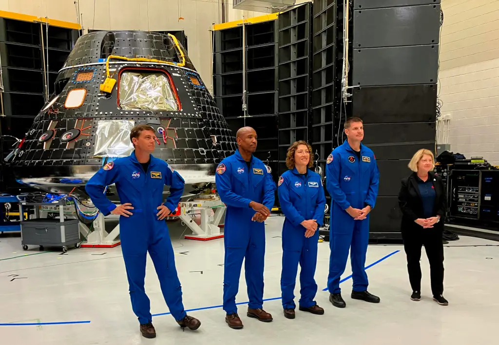 Los integrantes de la misión Artemis II (i-d), el comandante Reid Wiseman, el piloto Victor Glover, la especialista de misión Christina Hammock Koch y el especialista de misión Jeremy Hansen, posan junto la vice administradora de la NASA, Pam Melroy, delante de la cápsula Orión, hoy, en el Centro Espacial John F. Kennedy, de Cabo Cañaveral, en Florida (EE.UU.). EFE/Ana Mengotti
