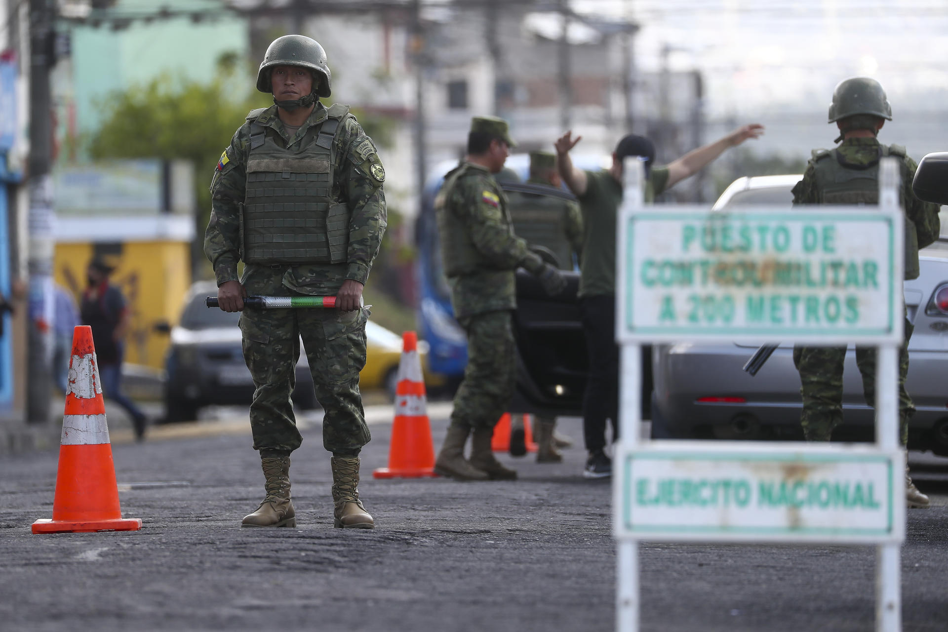 Militares ecuatorianos realizan control de armas y estupefacientes, el 26 de julio de 2023, en una de las calles de Quito (Ecuador). EFE/José Jácome