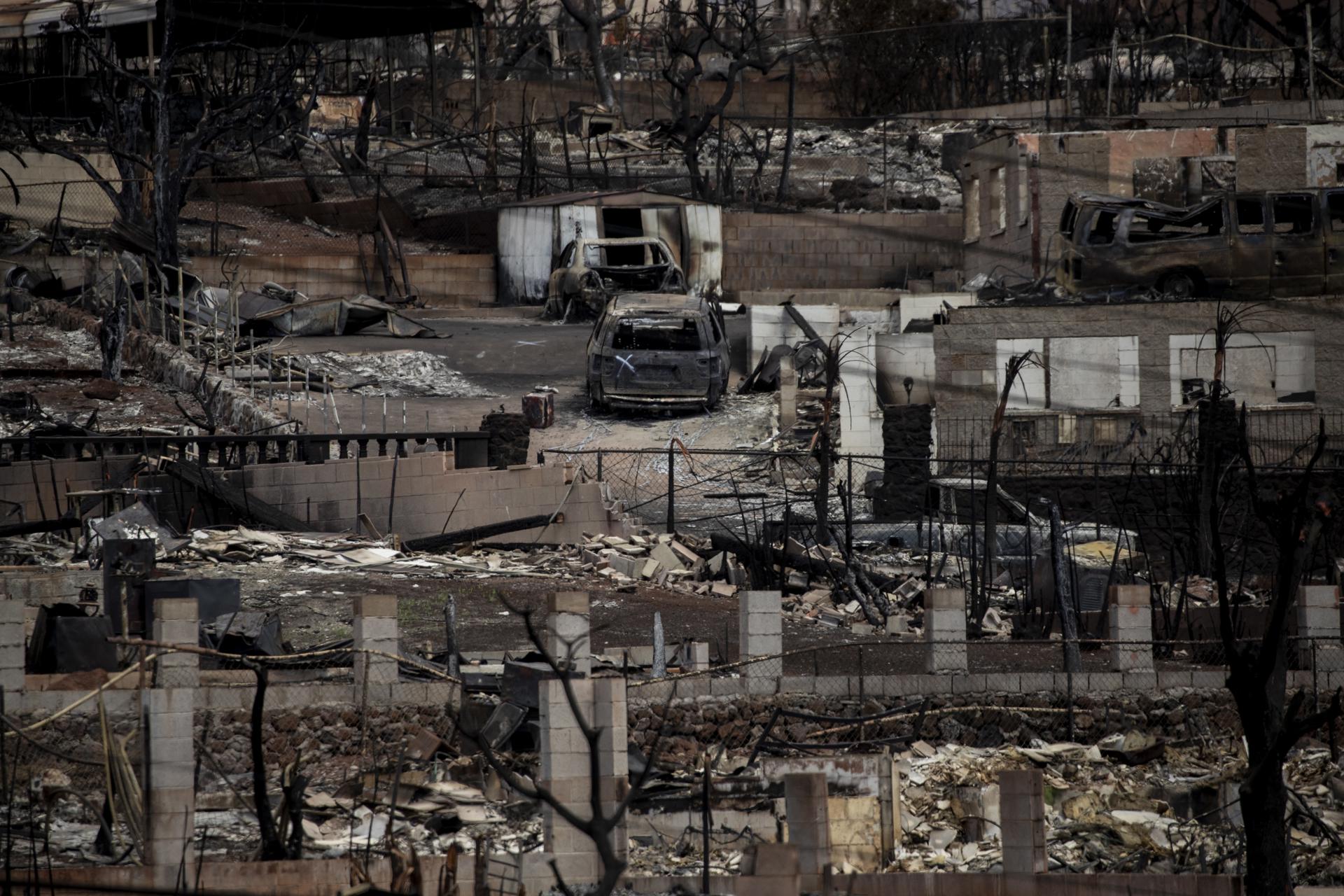 The remains of burnt cars and houses after a wildfire swept through a neighborhood in Lahaina, Hawaii, US, 15 August 2023. EFE-EPA/ETIENNE LAURENT
