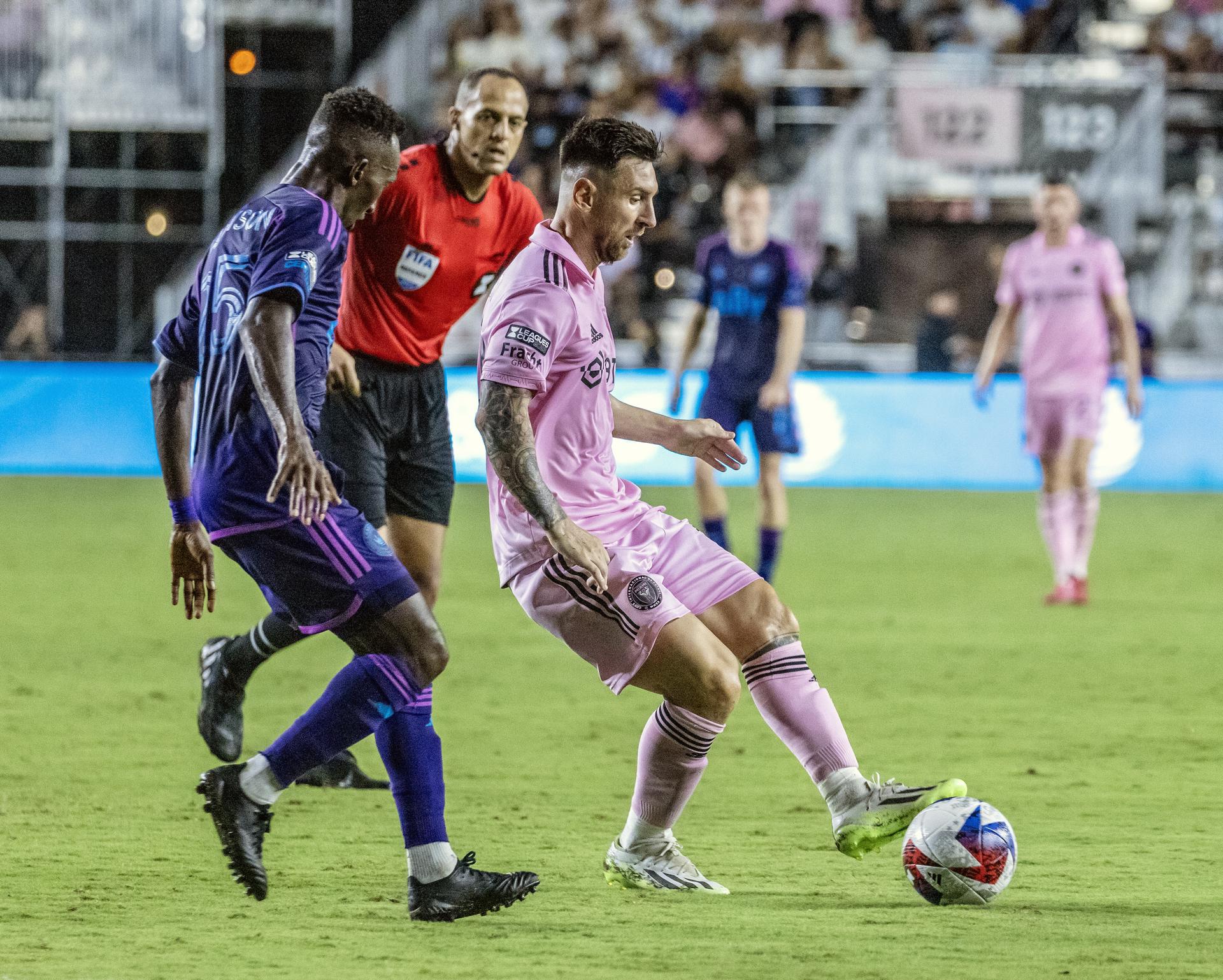 Inter Miami forward Lionel Messi (R) in action against Charlotte Defender Harrison Afful (L) during the Leagues Cup quarter final soccer match between Inter Miami CF and Charlotte FC in Fort Lauderdale, Florida, US, 11 August 2023. EFE-EPA/CRISTOBAL HERRERA-ULASHKEVICH
