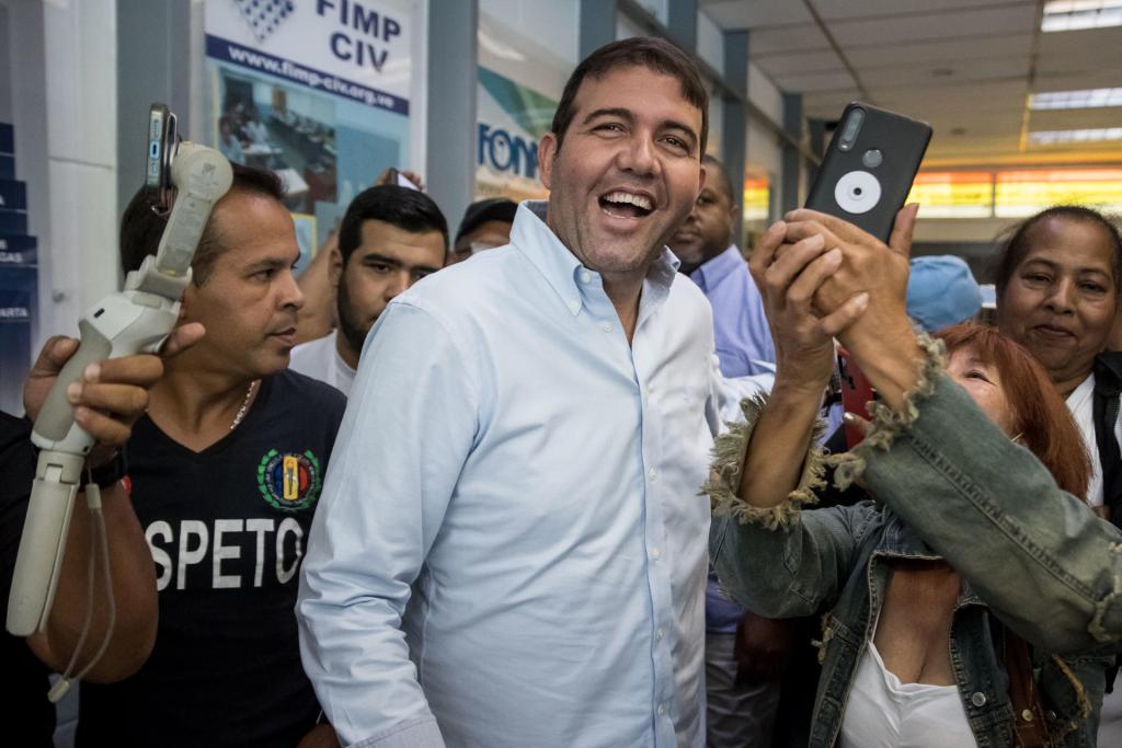 Fotografía de archivo fechada el 22 de agosto de 2023 donde se observa al precandidato opositor Carlos Prosperi, en un acto de inicio de campaña, en Caracas (Venezuela). EFE/Miguel Gutiérrezz
