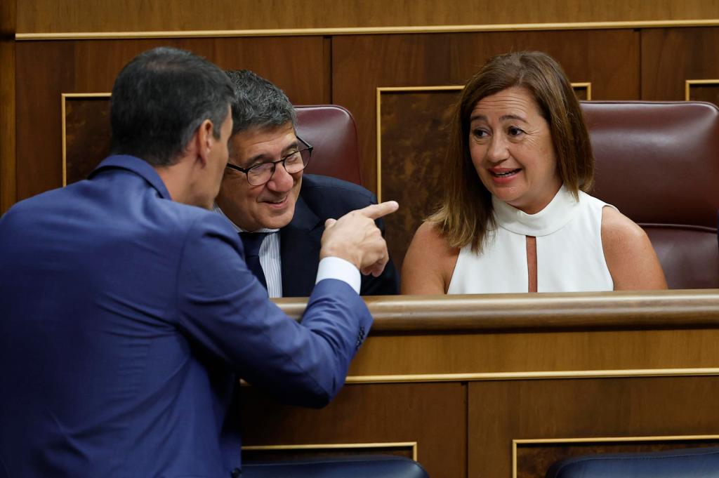 El presidente del Gobierno en funciones, Pedro Sánchez (i), conversa con los diputados socialistas Patxi López y Francina Armengol, durante la votación de la mesa en el Congreso de los Diputados en Madrid, este jueves. EFE/ Chema Moya
