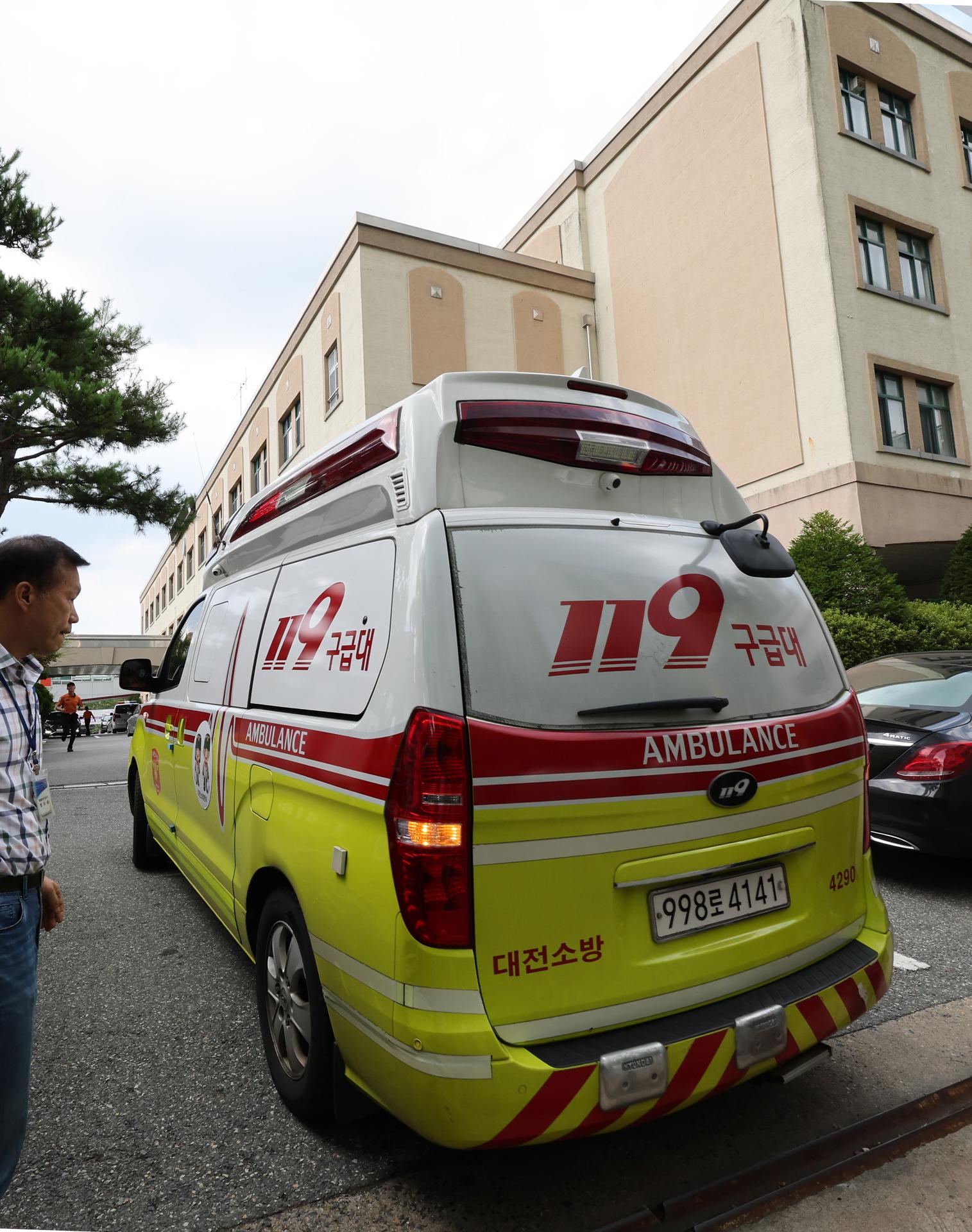 An ambulance enters a high school in Daejeon, South Korea, 04 August 2023, where an unidentified man in his 20s or 30s stabbed a teacher. EFE-EPA/YONHAP SOUTH KOREA OUT