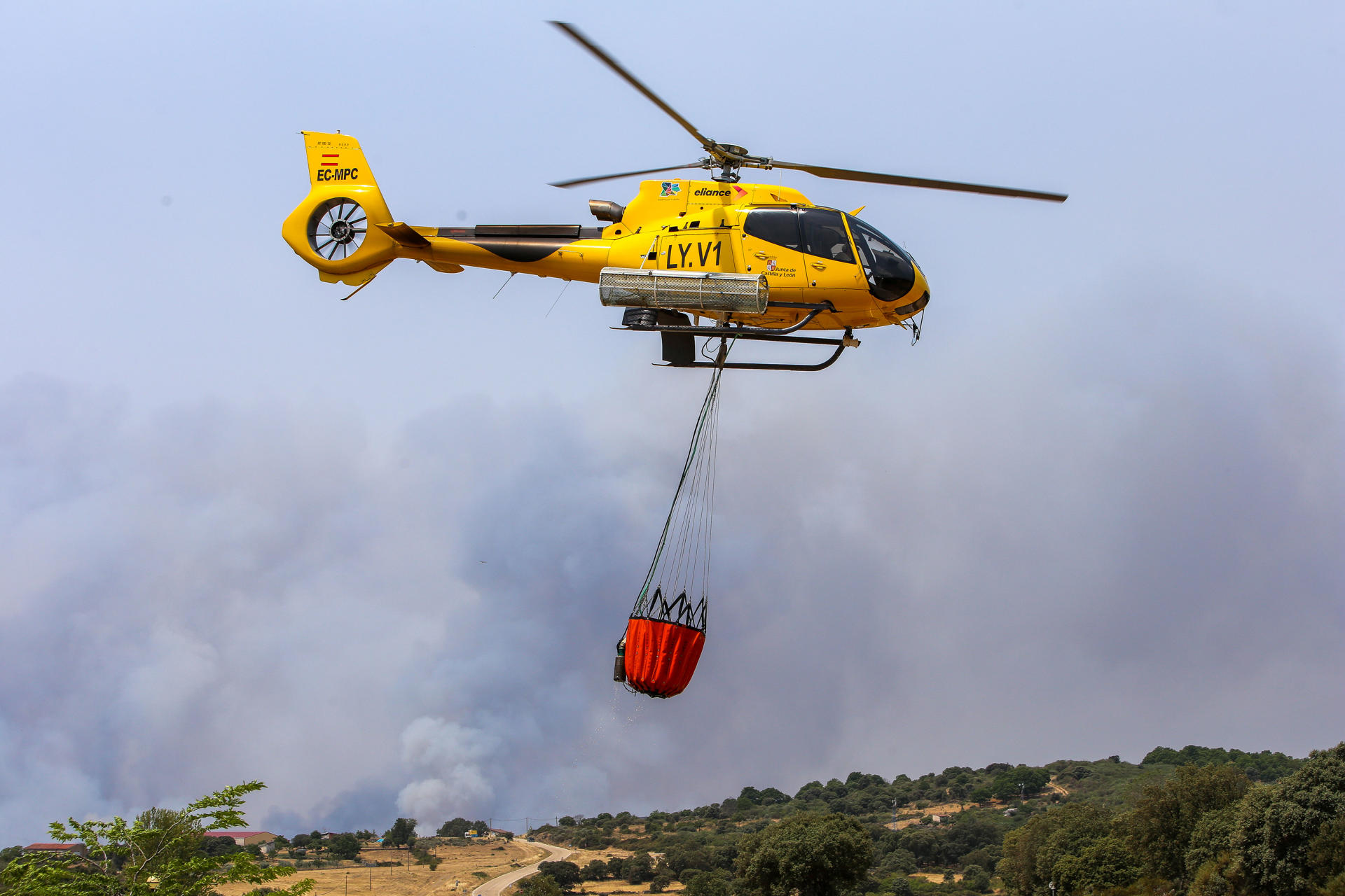 Imagen de archivo de un helicóptero trabaja en las labores de extinción de un incendio forestal. EFE/Mariam A. Montesinos