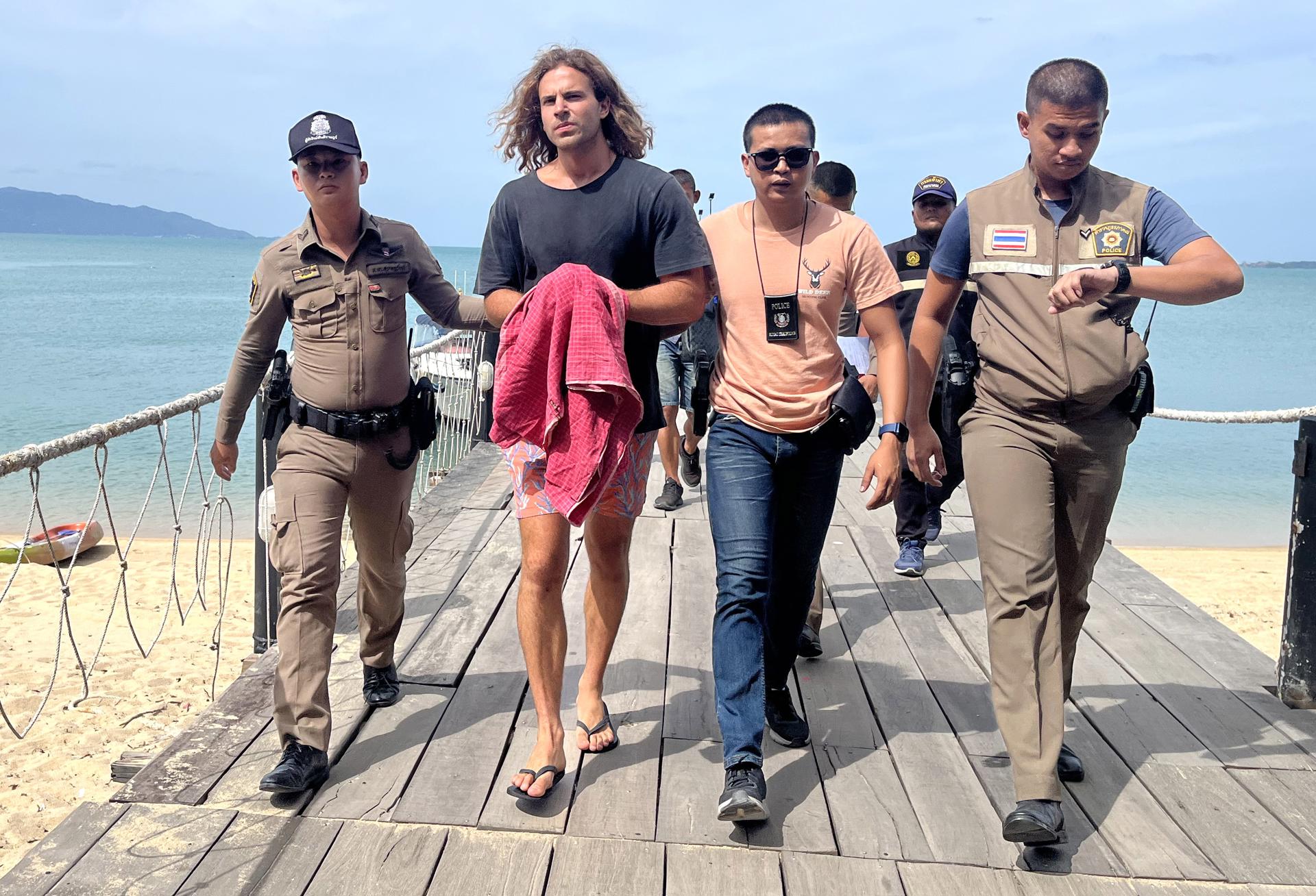 A Spanish chef alleged murder suspect Daniel Jeronimo Sancho Bronchalo (2-L), is escorted by Thai police officers as they arrive at a port before going to the court in Koh Samui island, southern Thailand, 07 August 2023. EFE-EPA/SOMKEAT RUKSAMAN/FILE
