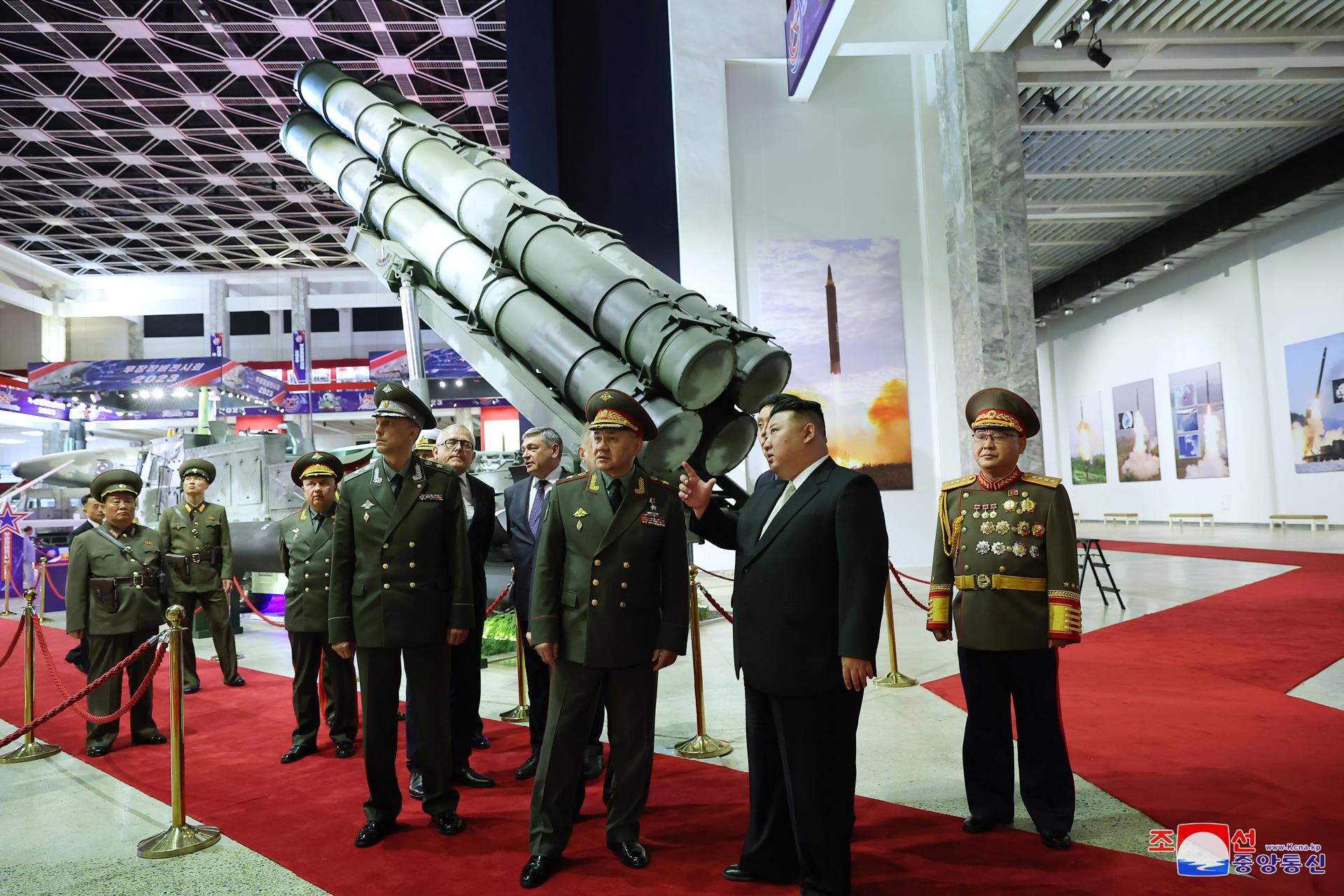 A photo released by the official North Korean Central News Agency (KCNA) North Korean Supreme Leader Kim Jong-un (C-R) speaking with Russian Federation Defense Minister Sergei Shoigu (C-L) during a visit to the Weaponry Exhibition-2023 in Pyongyang, North Korea, 26 July 2023 (issued 27 July 2023). EFE-EPA/KCNA EDITORIAL USE ONLY