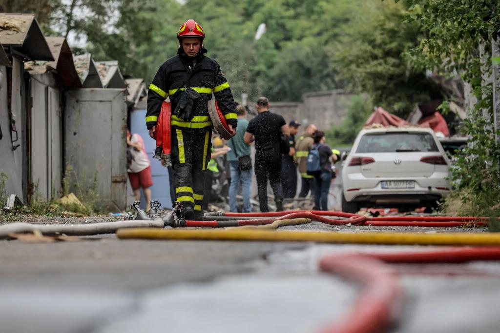 Bomberos trabajan en el lugar de un ataque con misiles en Kiev