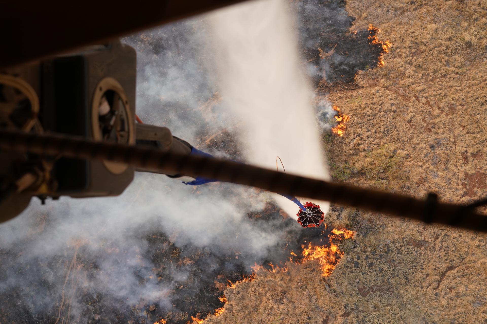 A handout photo made available by the US Army National Guard on 10 August 2023 shows a Hawaii Army National Guard CH47 Chinook dropping water on a burning wildfire on the Island of Maui, Hawaii, USA, 09 August 2023 (issued 10 August 2023). EFE/EPA/MASTER SGT ANDREW JACKSON / US ARMY NATIONAL GUARD HANDOUT NO SALES, EDITORIAL USE ONLY
