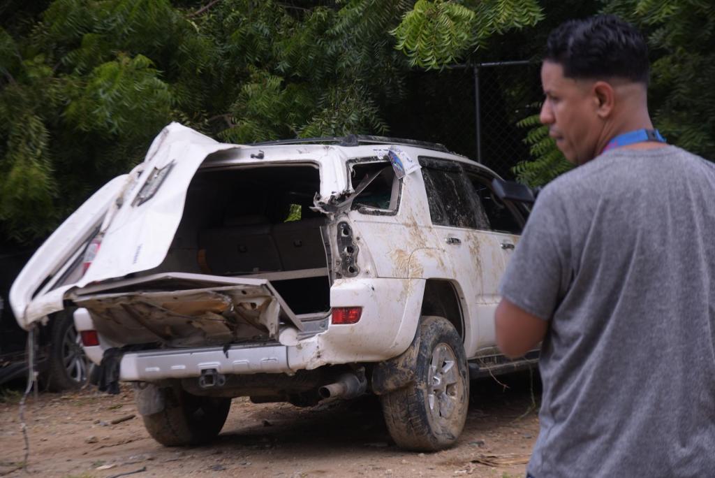 Vista hoy del vehículo en el que murieron trece haitianos tras caer en un canal de riego en la provincia Valverde (República Dominicana). EFE/Luis Tavárez
