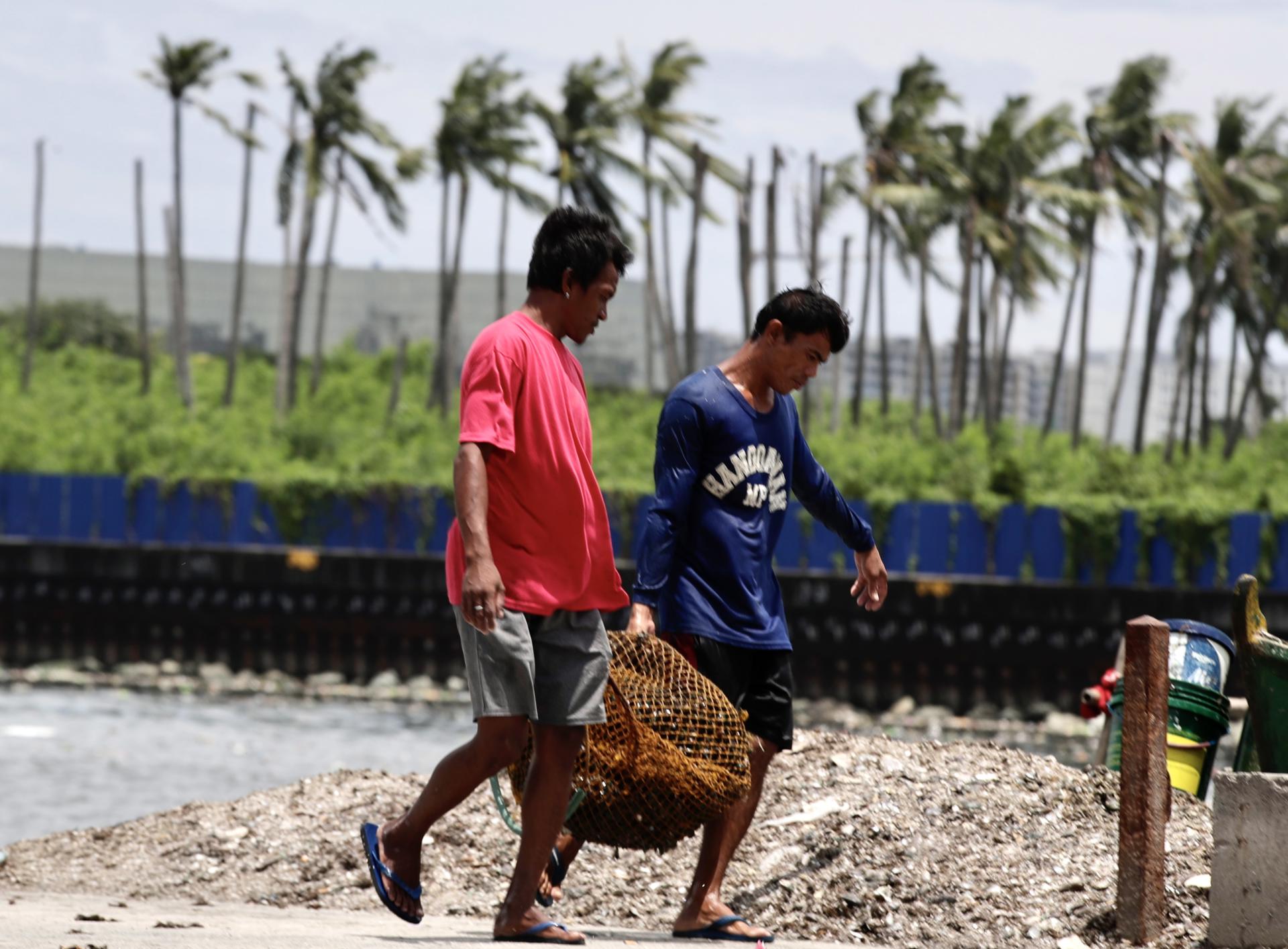Fishermen unload a fishing net from a boat at a fishing village in Paranaque city, Metro Manila, Philippines, 28 August 2023. EFE-EPA/FRANCIS R. MALASIG