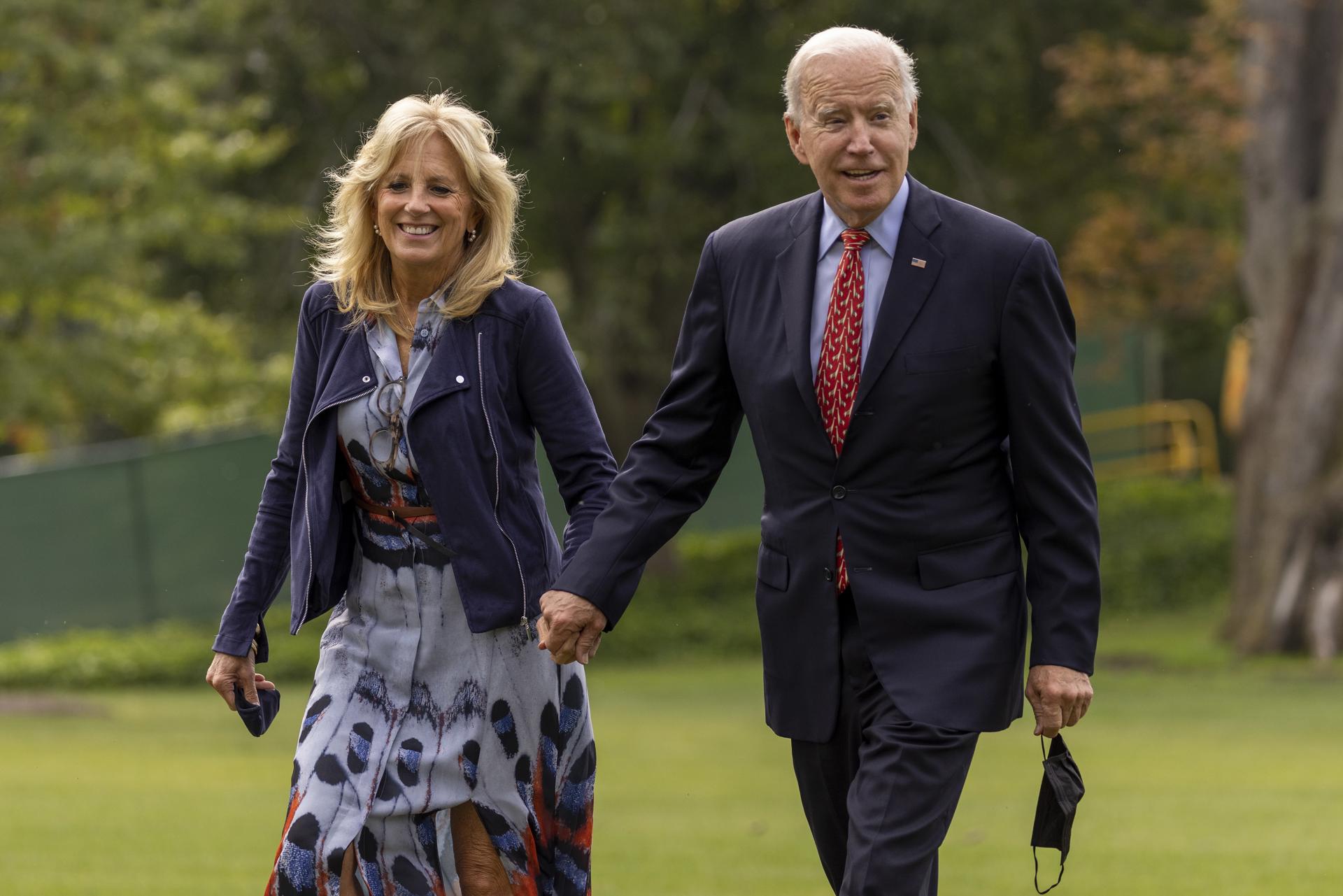 US President Joe Biden and First Lady Jill Biden return to the White House in Washington, DC, US, 04 October 2021. EFE-EPA/FILE/TASOS KATOPODIS / POOL
