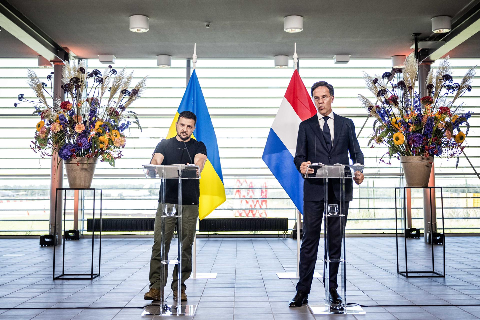 Ukrainian President Volodymyr Zelenskyy (L) and Dutch Prime Minister Mark Rutte give a press conference during a visit to Eindhoven Air Base, Eindhoven, the Netherlands, 20 August 2023. EFE/EPA/ROB ENGELAAR
