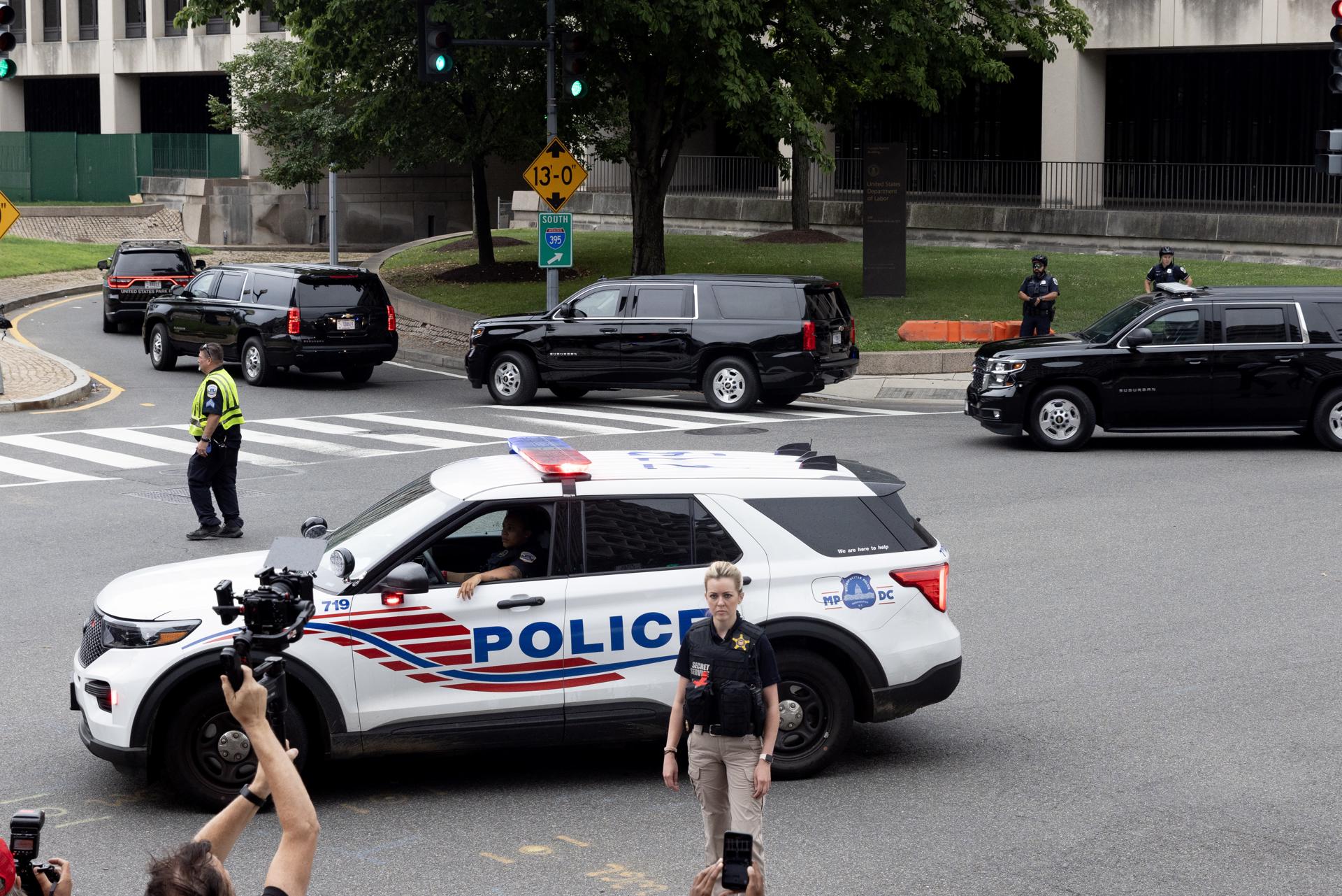 Washington (United States), 03/08/2023.- The motorcade of former US President Donald J. Trump outside the E. Barrett Prettyman United States Courthouse, behind a line of police, after Judge Tanya Sue Chutkan arraigned former US President Donald J. Trump in Washington, DC, USA, 03 August 2023. A federal grand jury has indicted Trump over his efforts to overturn the 2020 presidential election. EFE/EPA/MICHAEL REYNOLDS
