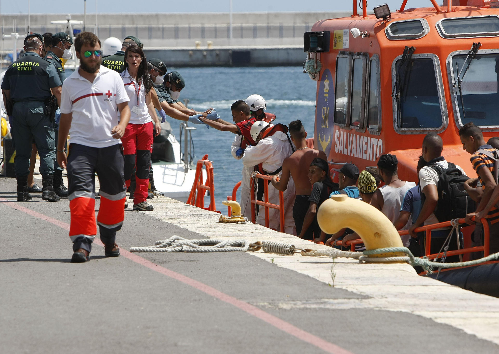 Varias personas son rescatadas por Salvamento Marítimo frente a la costa de Alicante. Archivo/EFE/Morell