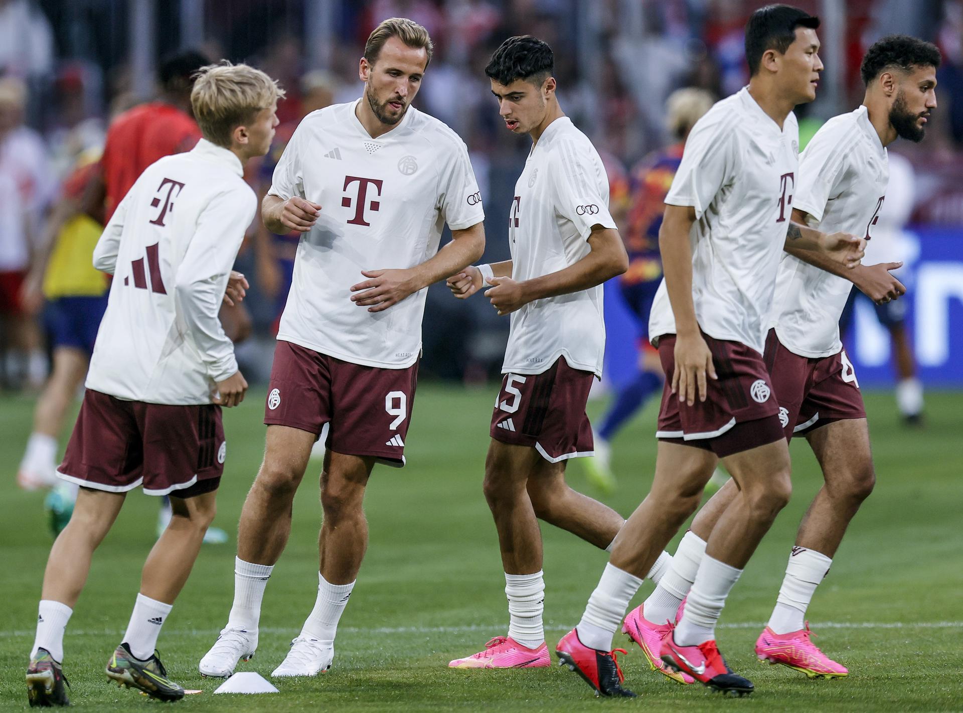 Bayern Munich's new player, Harry Kane (second from left), warms up before a German Super Cup soccer match between FC Bayern Munich and RB Leipzig in Munich, Germany, on 12 August 2023. EFE/EPA/RONALD WITTEK CONDITIONS - ATTENTION: The DFL regulations prohibit any use of photographs as image sequences and/or quasi-video.