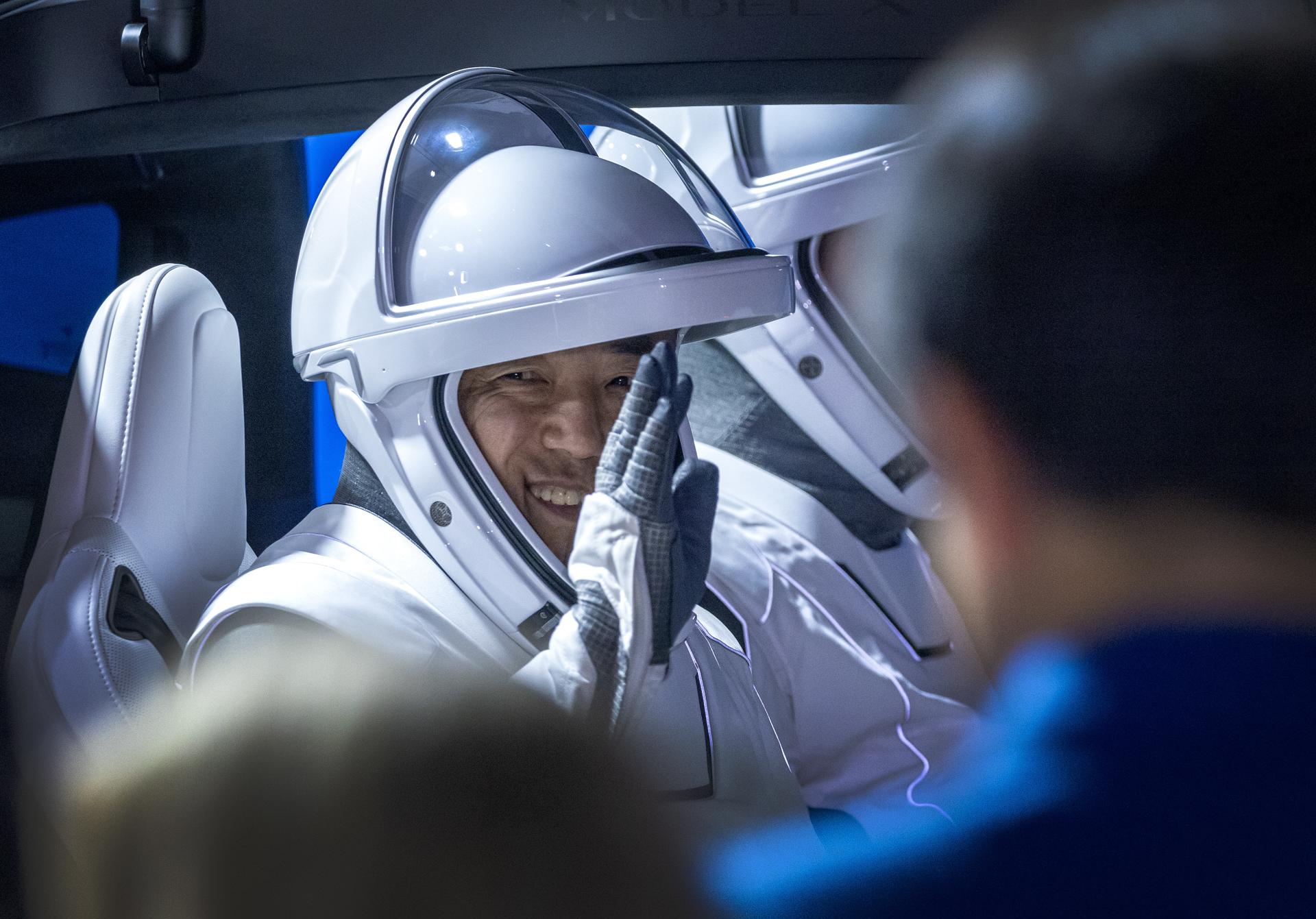 El astronauta Satoshi Furukawa, especialista de la misión JAXA (Agencia de Exploración Aeroespacial de Japón) y uno de los miembros de la Tripulación 7 de la NASA, gesticula durante la salida de la tripulación del Edificio de Operaciones y Revisión Neil A. Armstrong del Complejo de Lanzamiento 39A en Titusville, Florida, EE.UU., el 26 de agosto de 2023. EFE/CRISTOBAL HERRERA-ULASHKEVICH